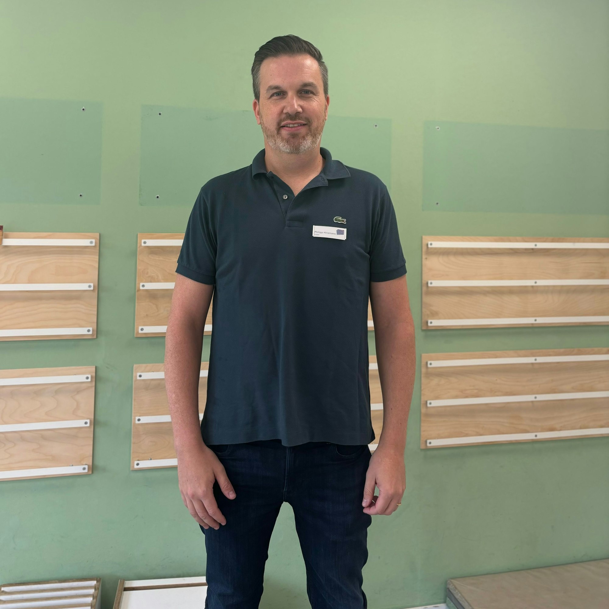 Herr Hinzmann ist im Halbporträt zu sehen.