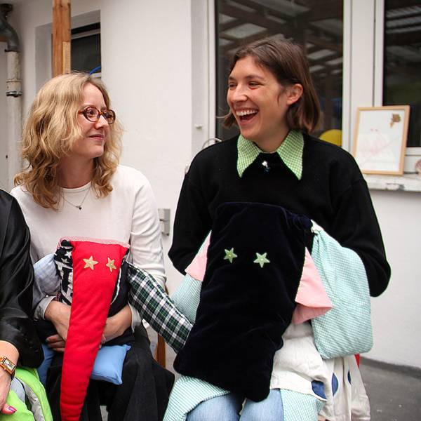 Drei Frauen stehen nebeneinander und Kuscheltiere in den Händen
