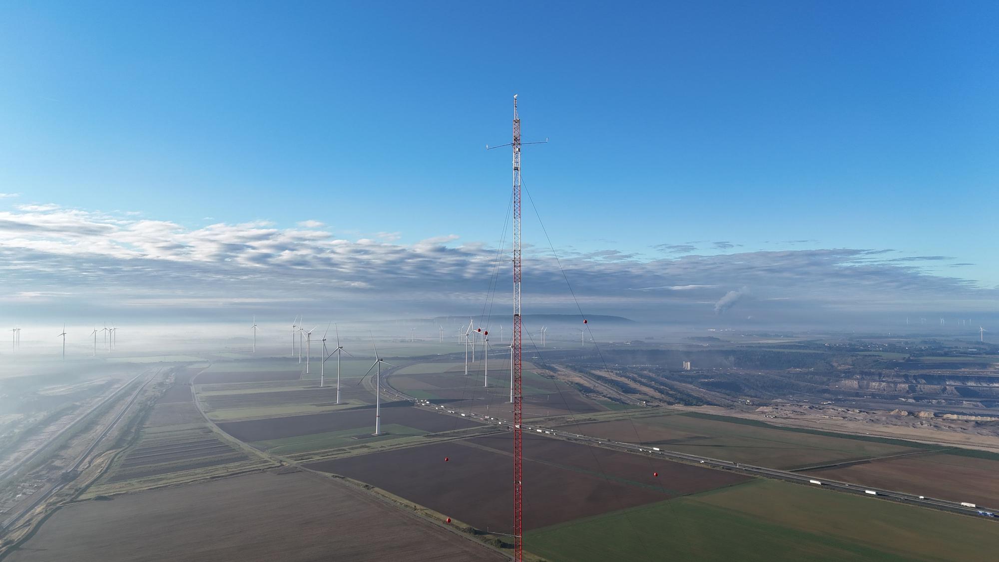 Zu sehen ist der weltweit höchste Windmessmast, der am Tagebau Garzweiler auf dem Jüchener Stadtgebiet steht.