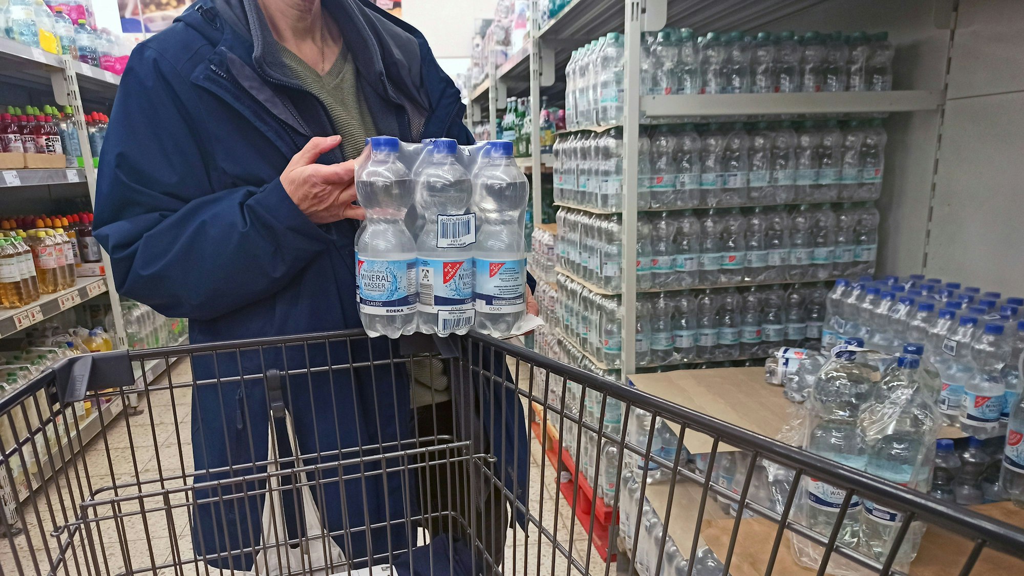Rückruf von Wasserflaschen der Marken „Gut & Günstig und „Naturalis“ in 0,5- und 1,5-Liter-PET-Flaschen.