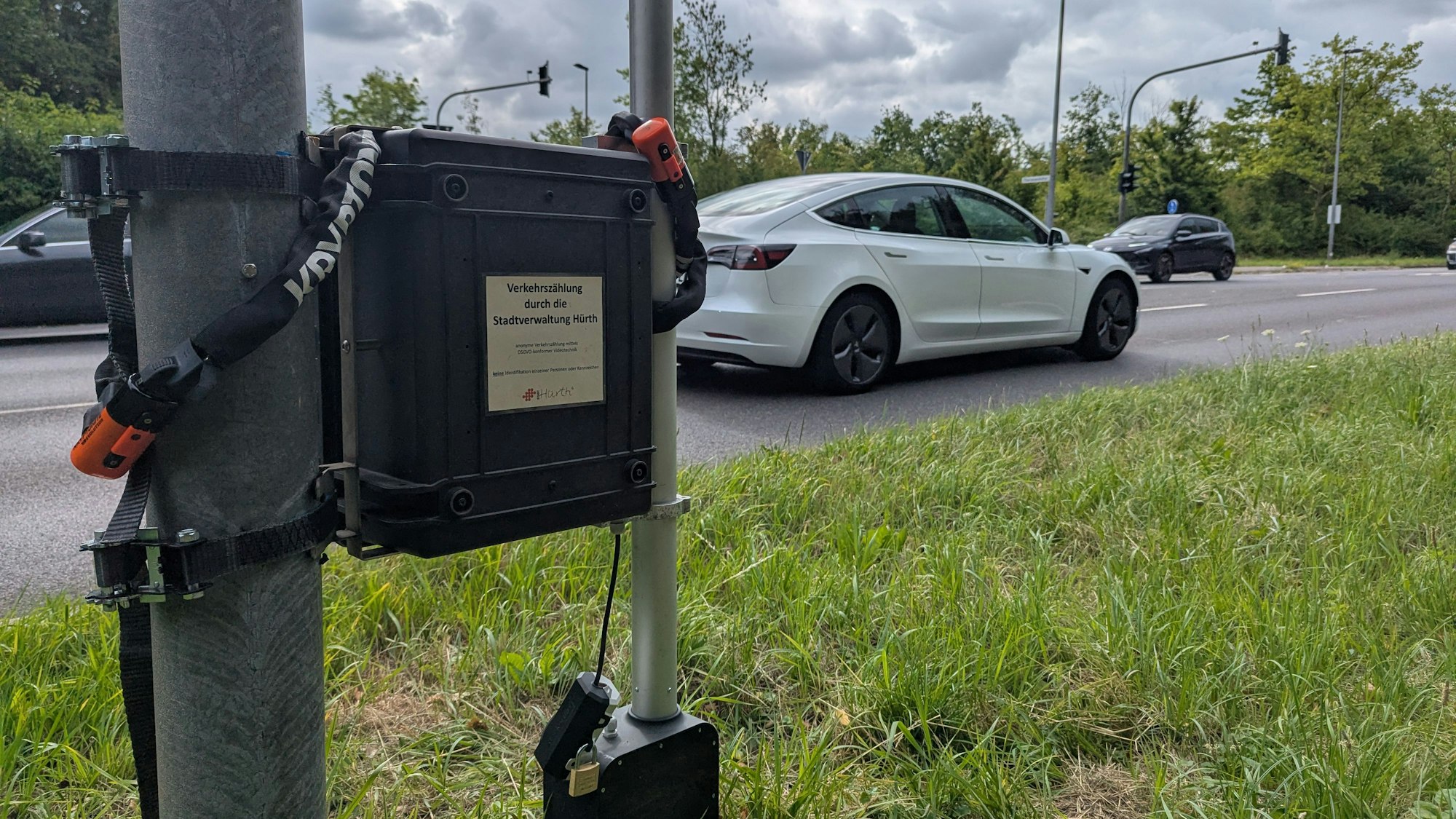 Das Foto zeigt ein Verkehrszählgerät an einem Mast an der Frechener Straße.