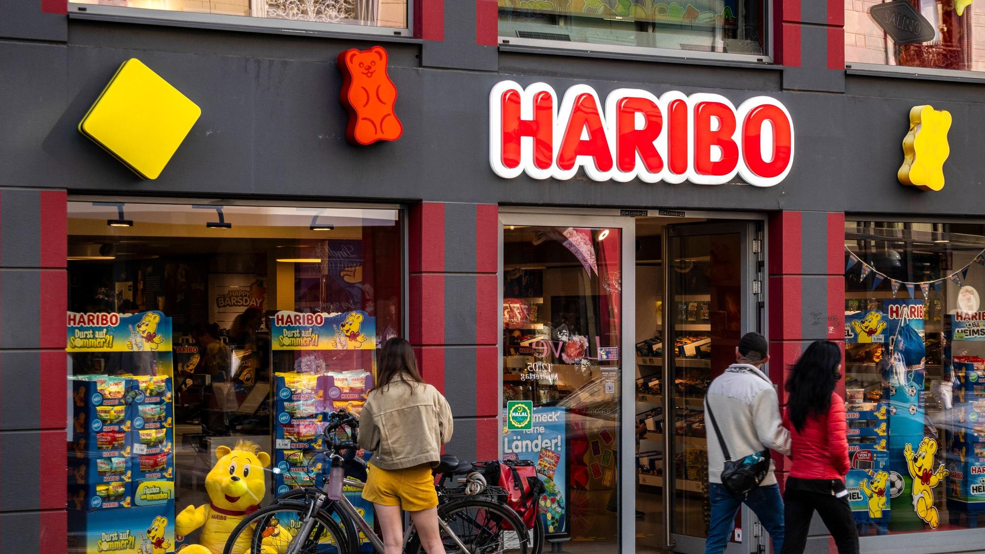 Seit 2013 bietet das über 100 Jahre alte Familienunternehmen Haribo seine Süßwaren-Produkte auch in diesem eigenen Shop in der Bonner Innenstadt an.