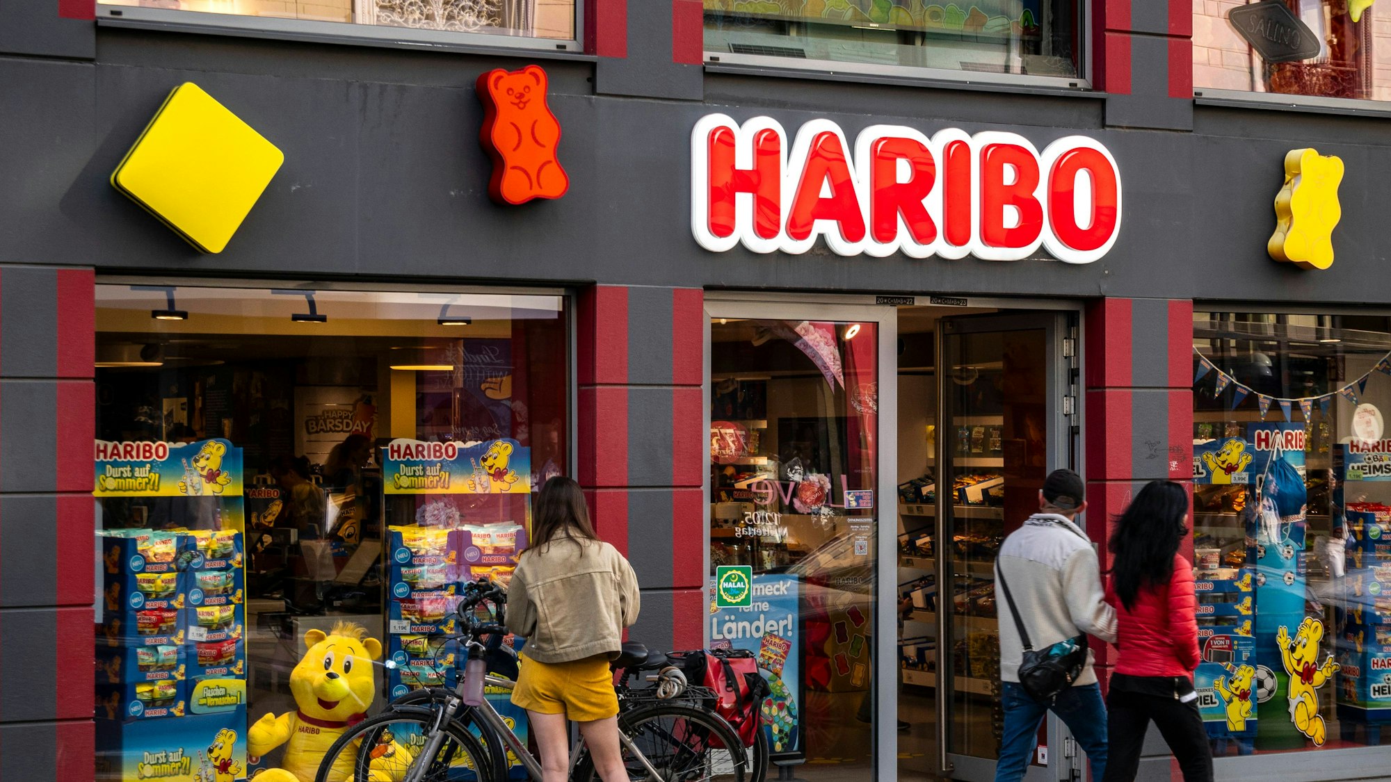 Seit 2013 bietet das über 100 Jahre alte Familienunternehmen Haribo seine Süßwaren-Produkte auch in diesem eigenen Shop in der Bonner Innenstadt an.