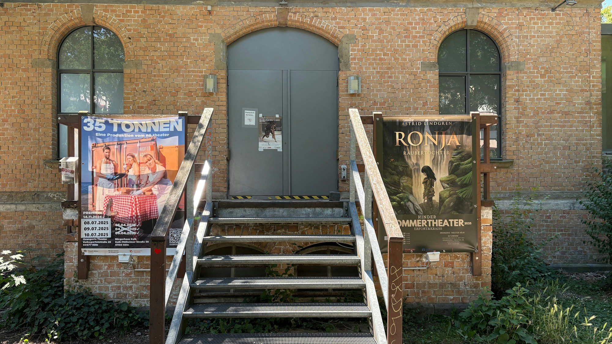Orangerie Theater von vorne mit Ronja Räubertochter Poster neben der Treppe.
