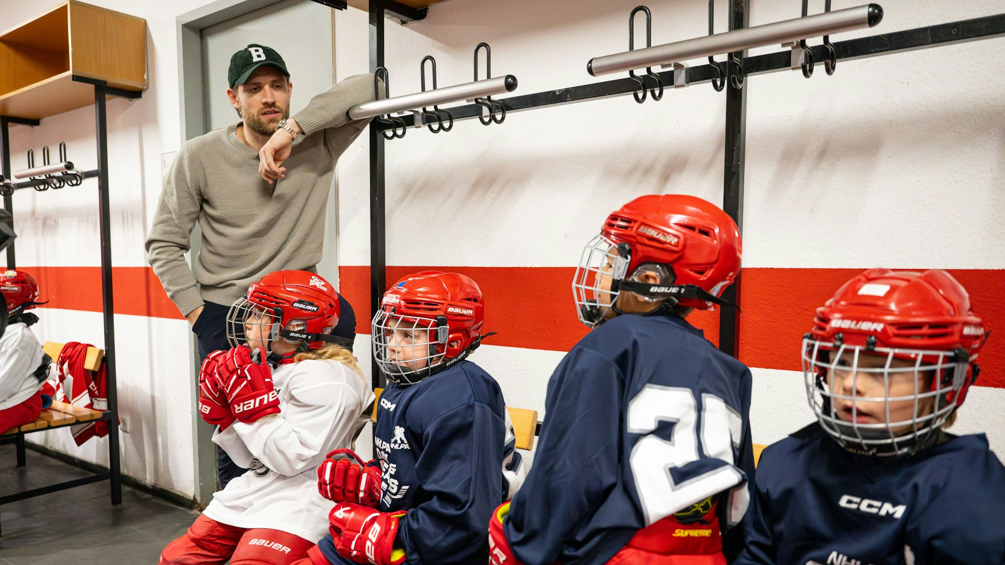 Das Bild zeigt Leon Draisaitl am 08.07.2025 im Haie Trainingszentrum, Köln. Foto: Daniel Schäfer