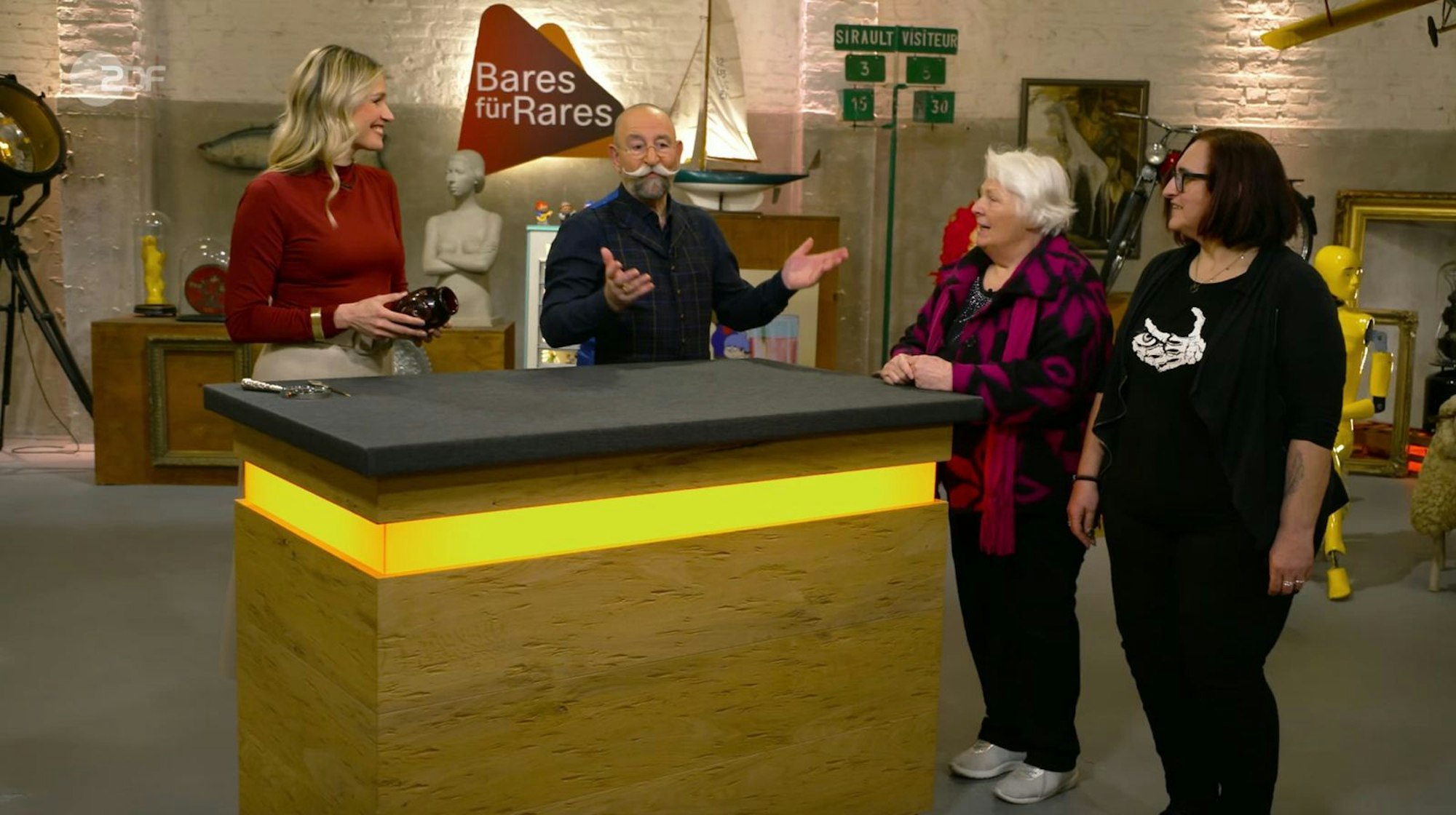 Die Vase hatten die Eltern von Verkäuferin Doris zur Hochzeit im Jahr 1953 geschenkt bekommen. (Bild: ZDF)