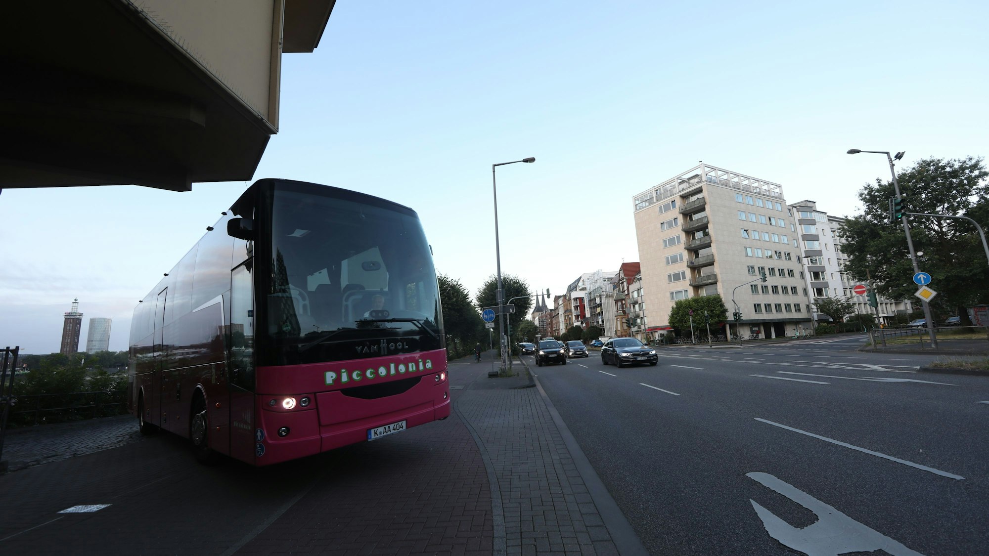 09.07.2025, Köln: Markus Klein, Inhaber des Busunternehmens Piccolonia, zeigt uns am Rheinufer, wie man mit einem Reisebus problemlos zu den Kreuzfahrtschiffen kommt. Die Stadt behauptet das Gegenteil. Foto: Arton Krasniqi