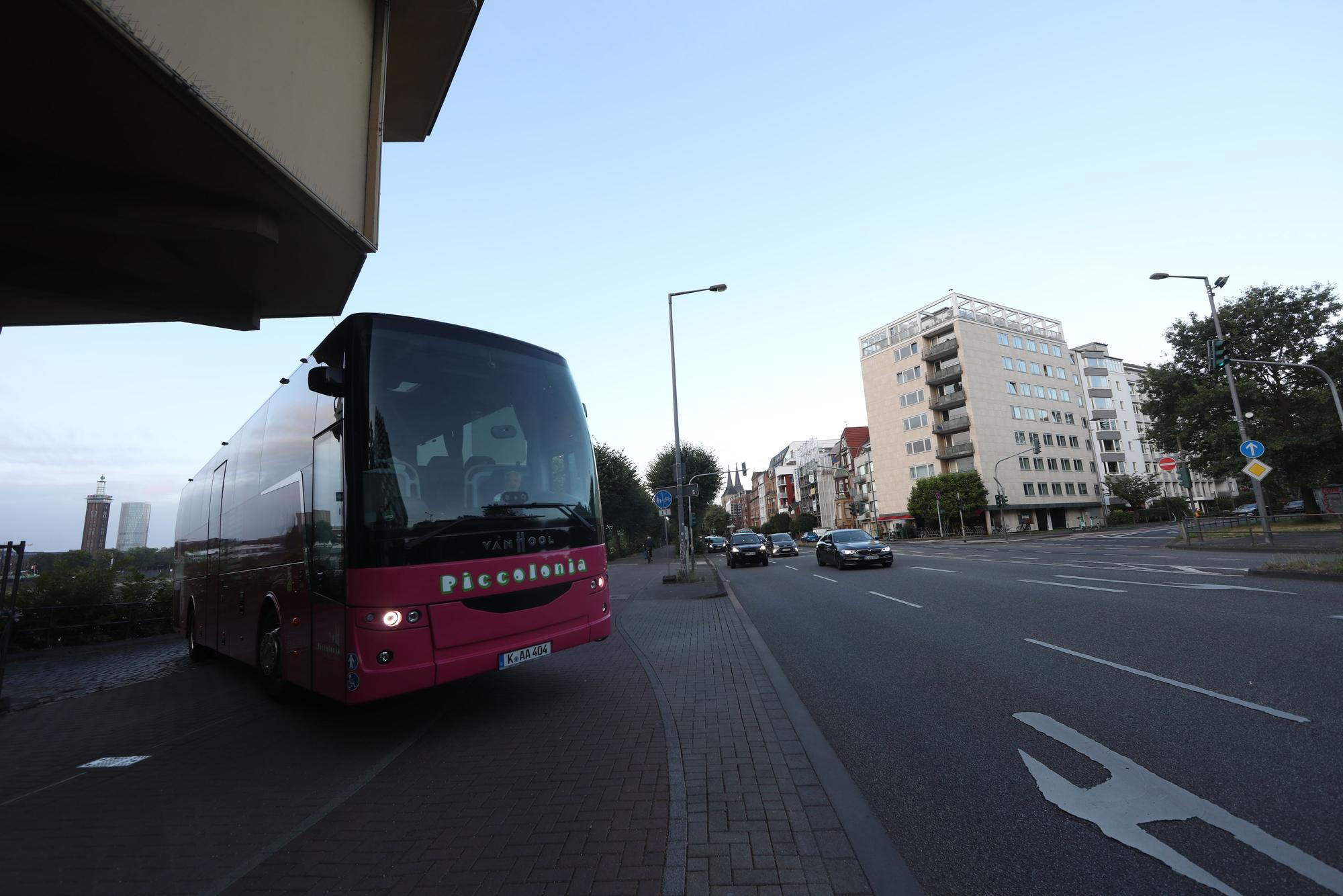 09.07.2025, Köln: Markus Klein, Inhaber des Busunternehmens Piccolonia, zeigt uns am Rheinufer, wie man mit einem Reisebus problemlos zu den Kreuzfahrtschiffen kommt. Die Stadt behauptet das Gegenteil. Foto: Arton Krasniqi