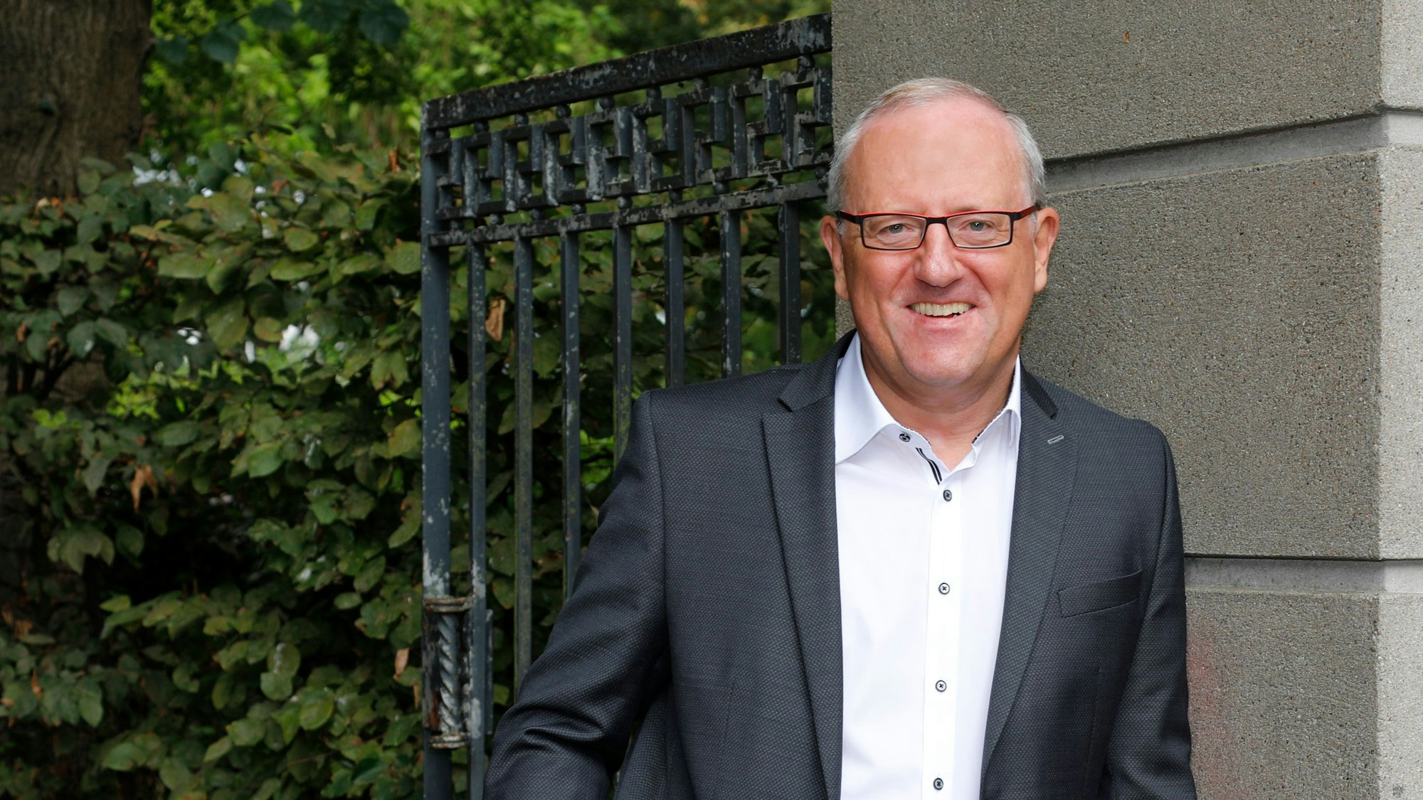 Auf dem Bild ist Wolfgang Höfig in einem dunklen Anzug und weißem Hemd zu sehen.