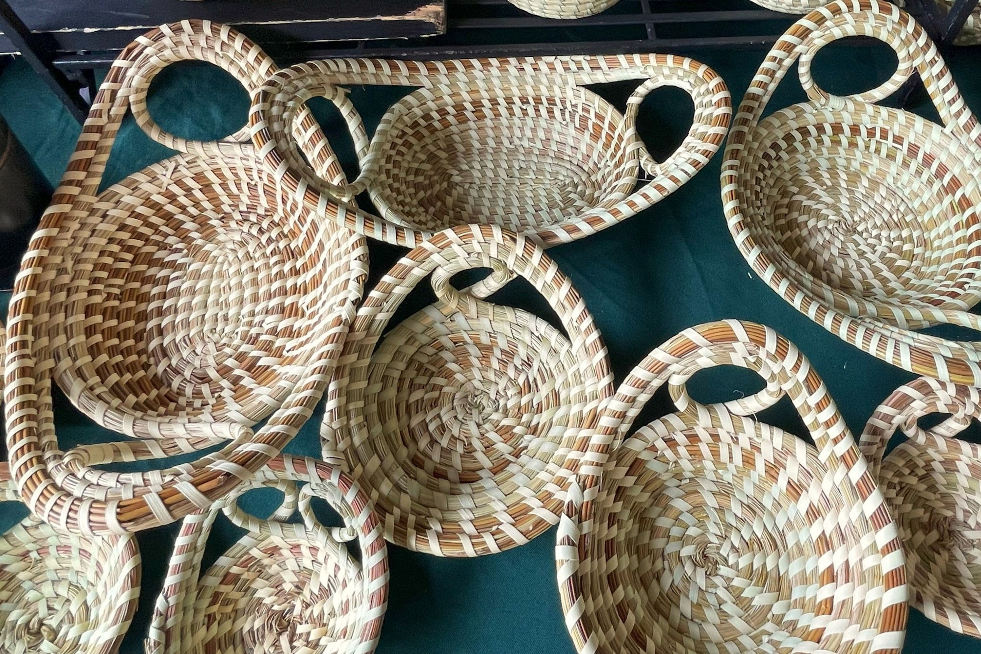 Souvenir mit Kulturgeschichte: Sweetgrass-Körbe auf dem Markt in Charleston.