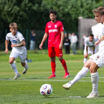 08.07.2025, xydrx, Fußball, Viktoria Köln - Bonner SC, Testspiel, Trainingsplatz Pohlstadtsweg: David Otto Viktoria Köln 10 führt einen Strafstoß aus Nordrhein-Westfahlen Deutschland *** 08 07 2025, xydrx, Football, Viktoria Köln Bonner SC, Test match, Training ground Pohlstadtsweg David Otto Viktoria Köln 10 takes a penalty kick from North Rhine-Westphalia Germany