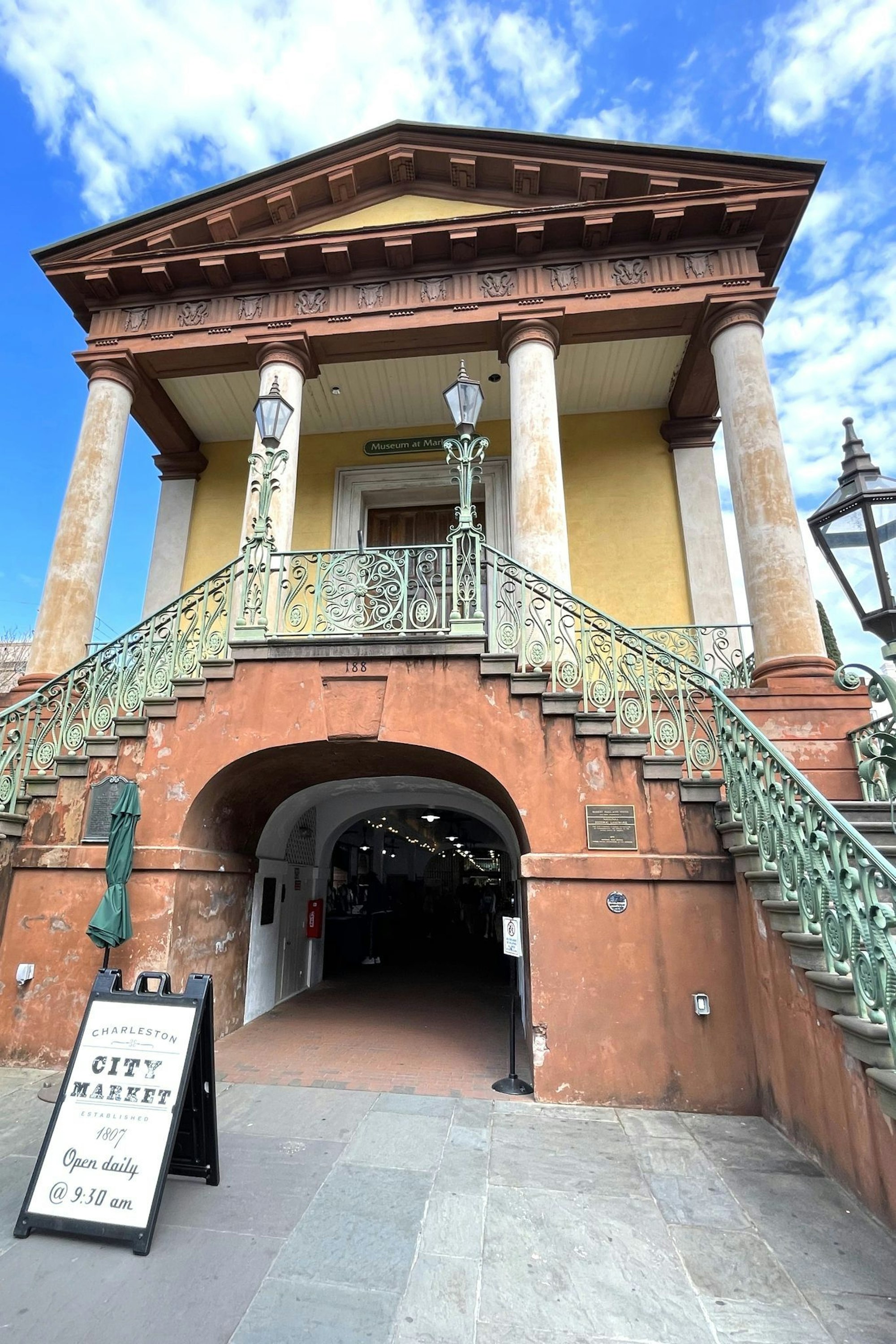 Einen Besuch wert: der Charleston City Market in historischer Halle.