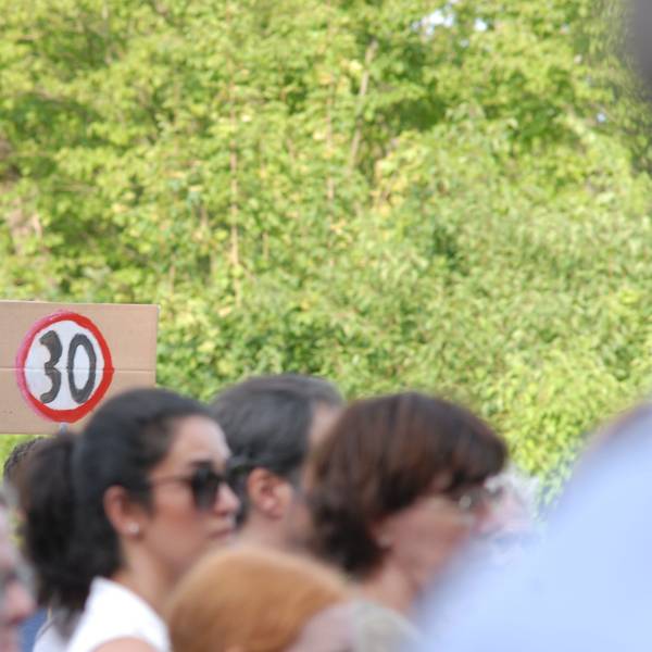 Mehrere Hundert Menschen nahmen im Sommer 2025 in Hürth an der Mahnwache für die beiden Menschen teil, die bei dem Verkehrsunfall ums Leben gekommen waren. Auf einem Schild war auch die Forderung nach Tempo 30 zu sehen.