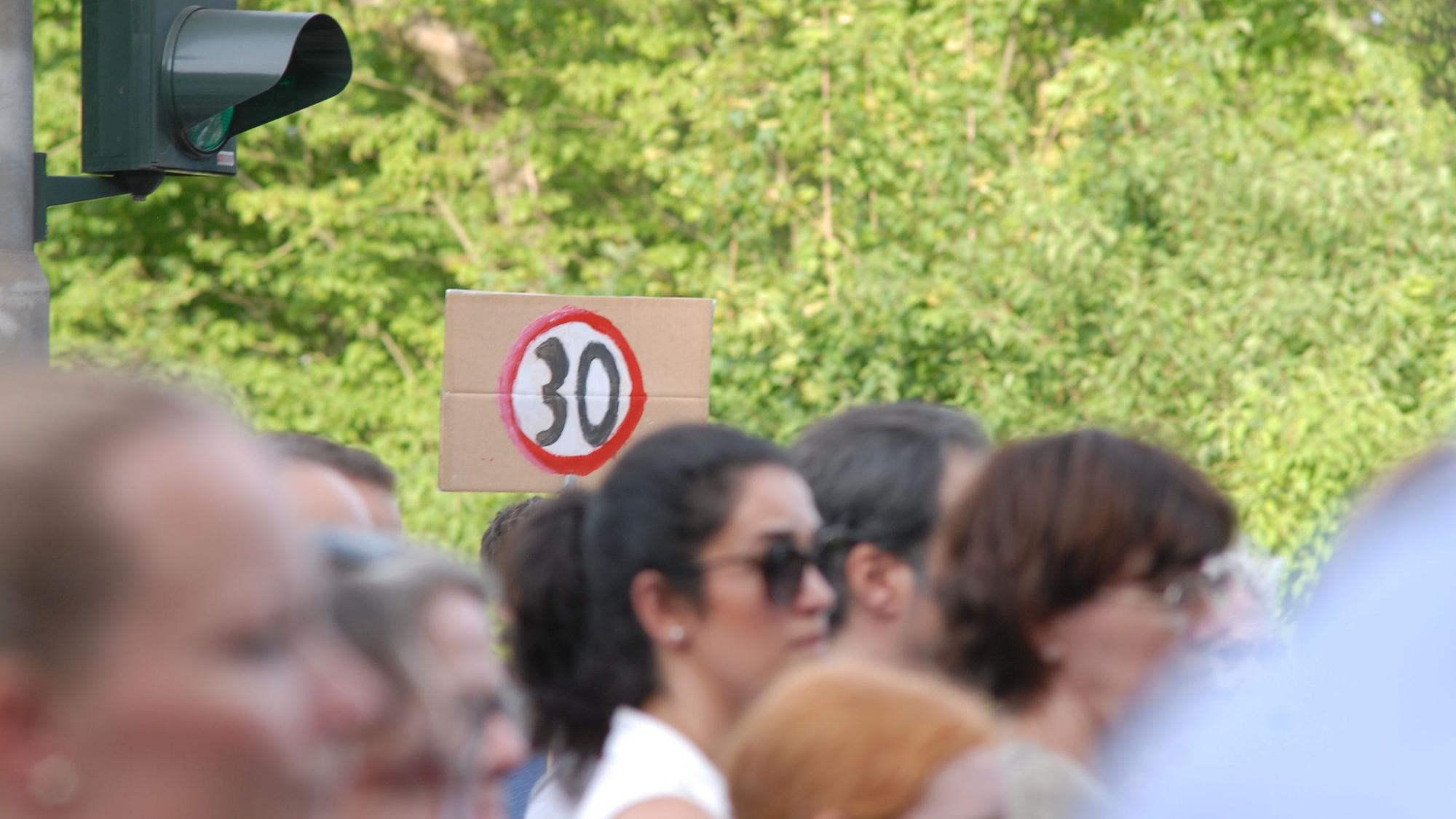 Mehrere Hundert Menschen nahmen in Hürth an einer Mahnwache für die beiden Todesopfer teil.
