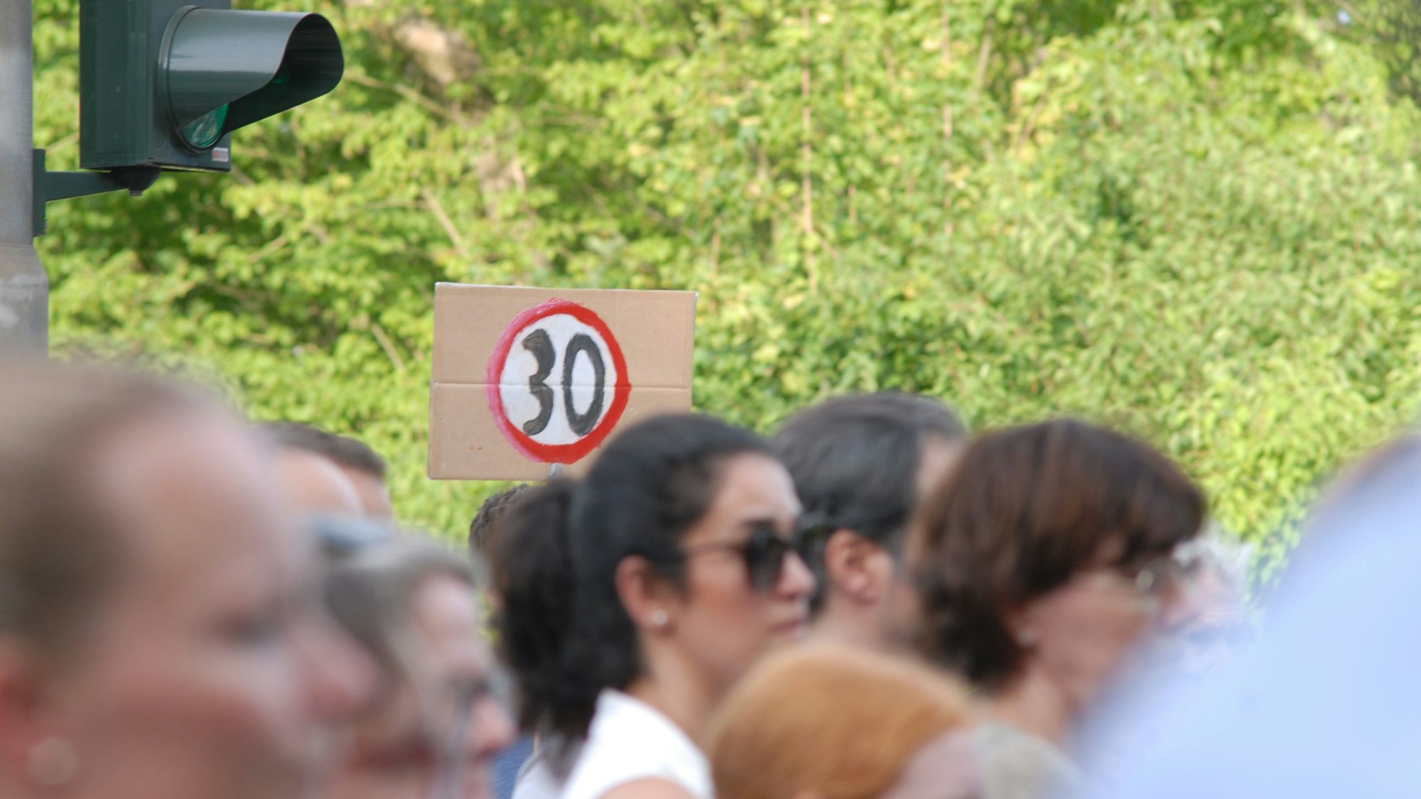 Mehrere Hundert Menschen nahmen in Hürth an einer Mahnwache für die beiden Todesopfer teil.