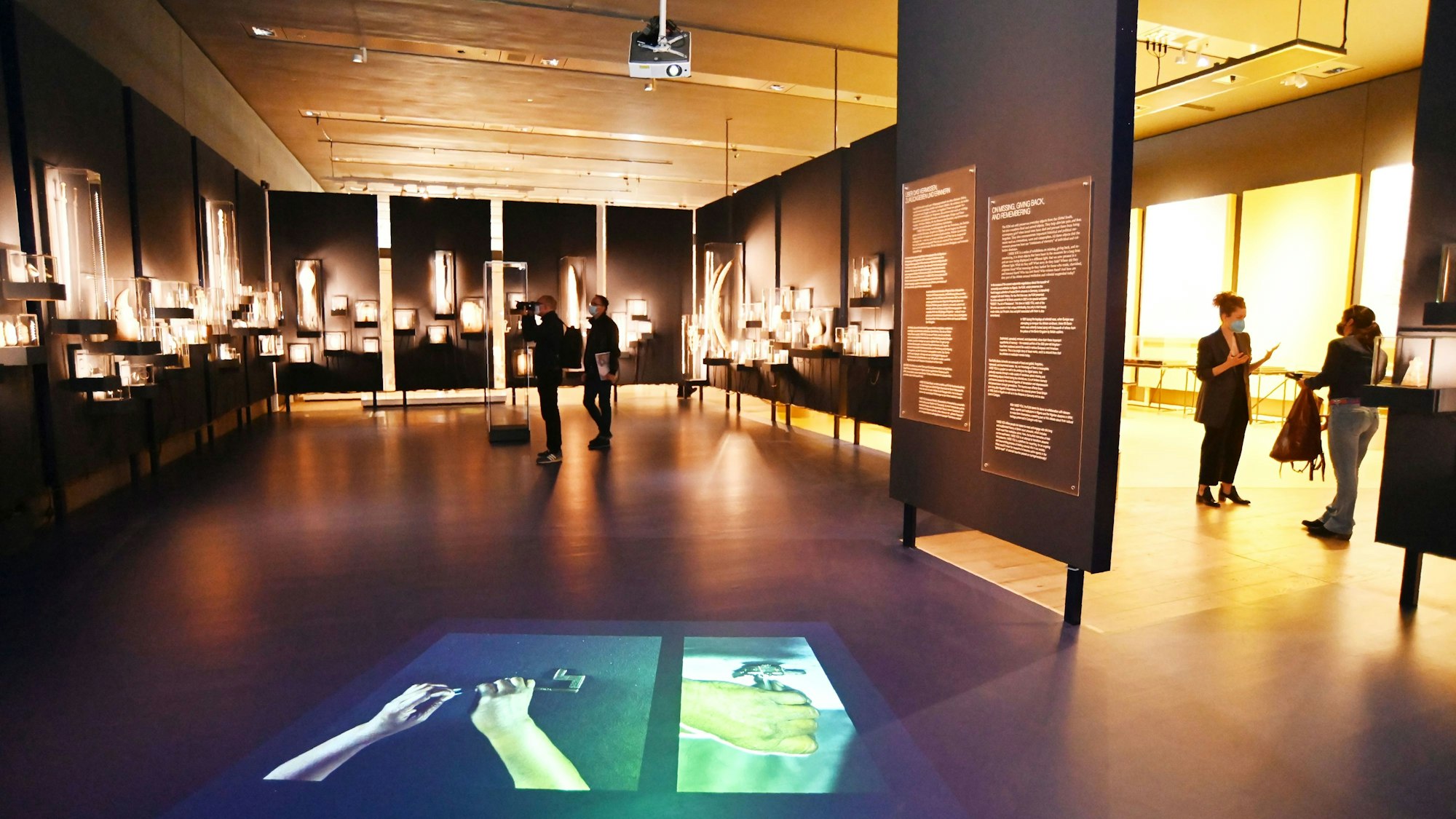 Eine Ausstellung im Rautenstrauch-Joest-Museum im Jahr 2022.