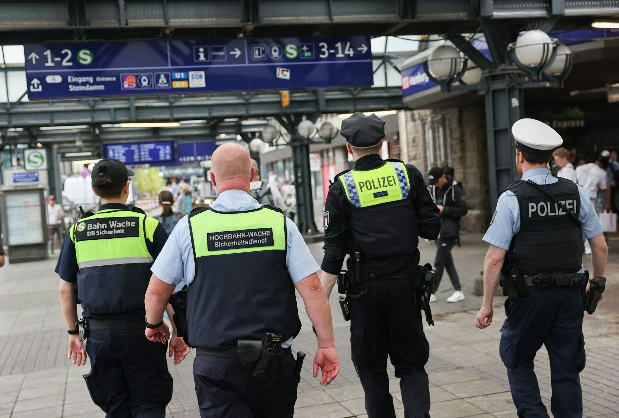 An den Bahnhöfen wollen Bundespolizei und DB Sicherheit gemeinsam die Präsenz erhöhen, um Straftaten vorzubeugen und das Sicherheitsgefühl der Reisenden zu stärken. (Archivfoto)