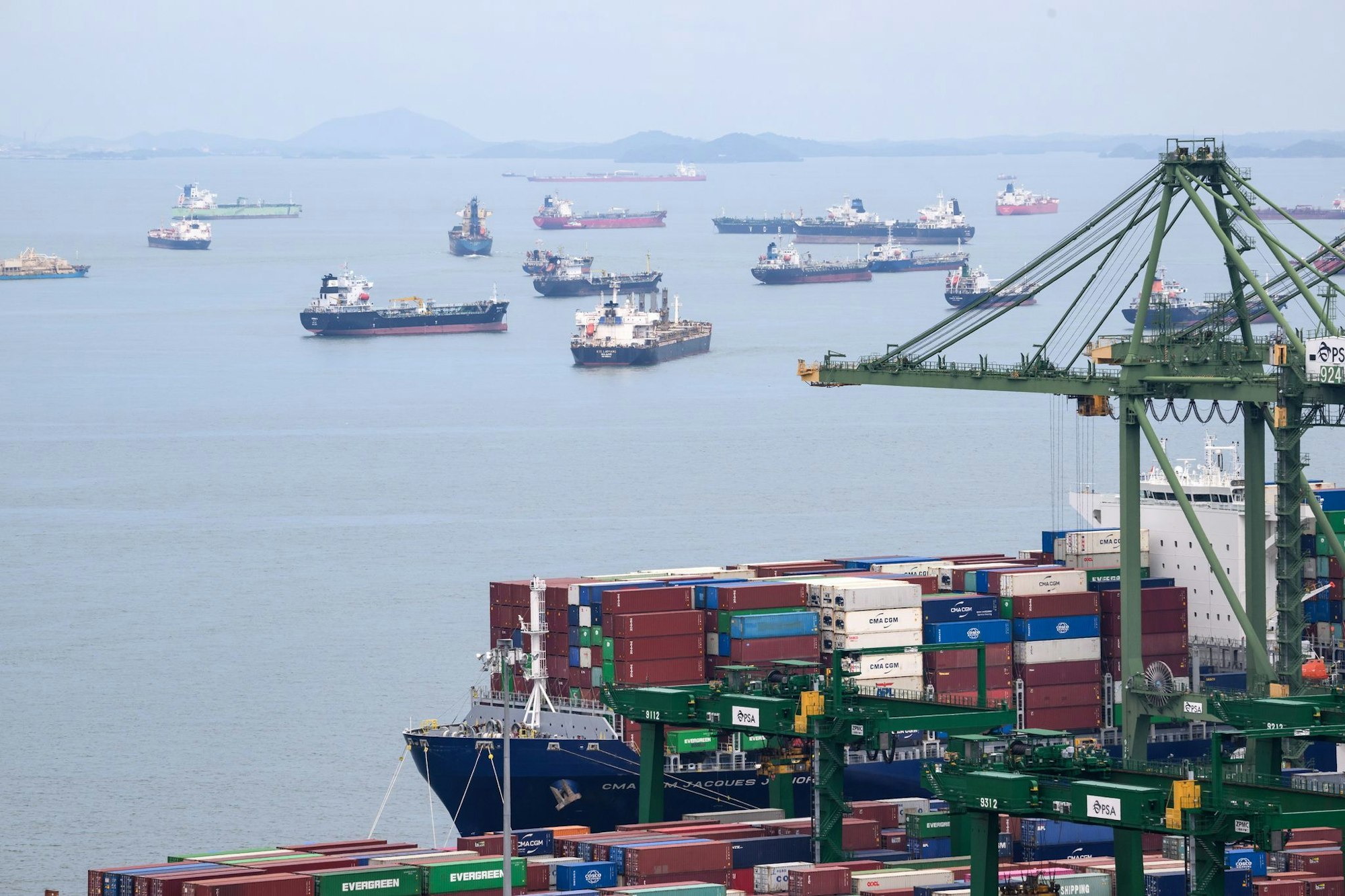 Vor Singapur warten Handelsschiffe. (Archivbild)