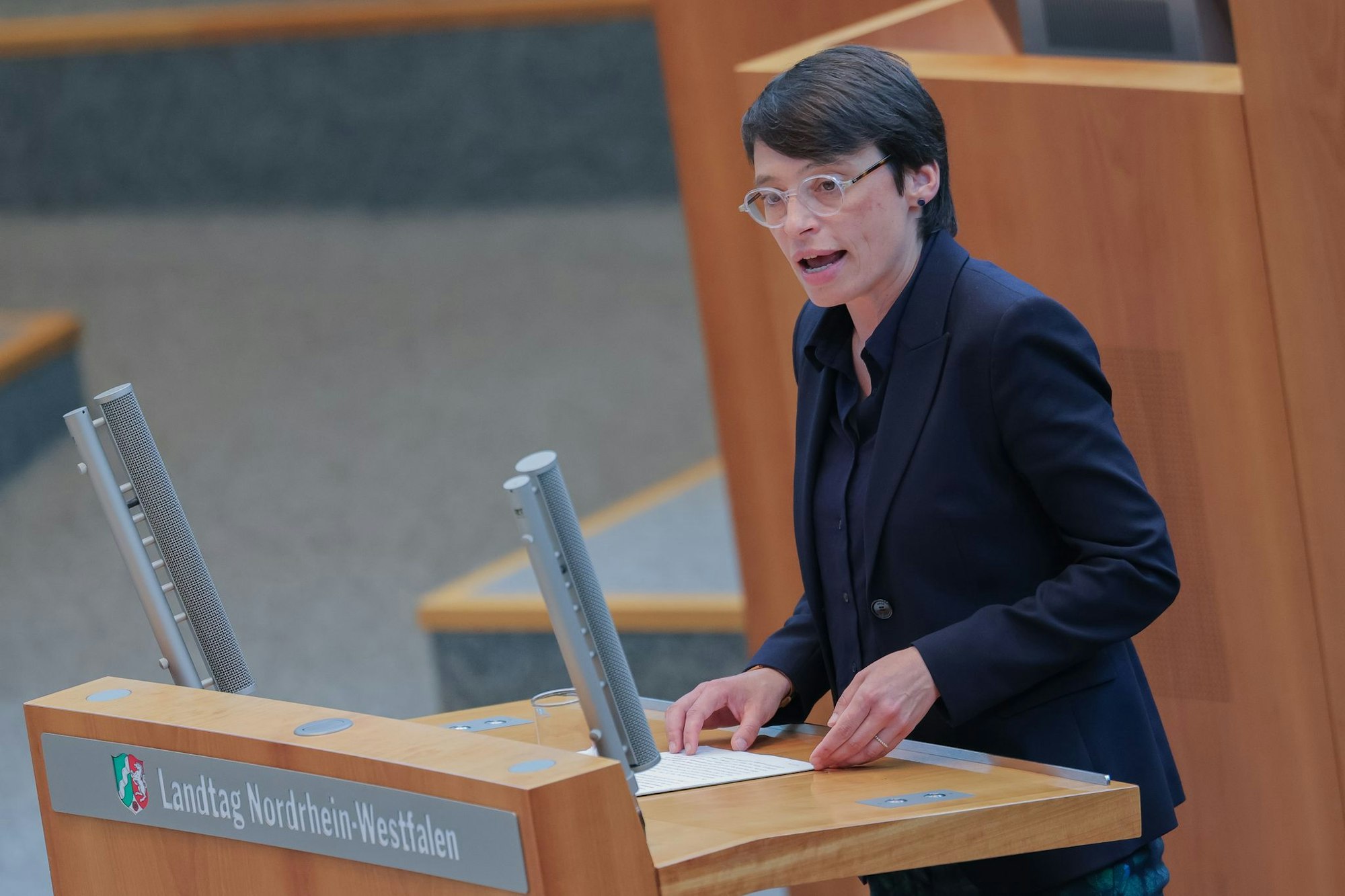NRW-Familienministerin Josefine Paul (Grüne) rechtfertigt ihren Kurs in der Kinderpolitik gegen Kritik.