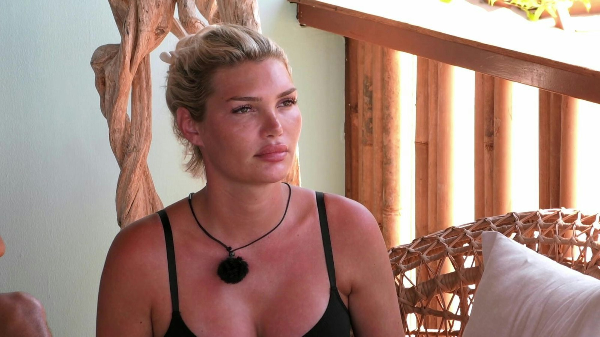 Und die Verliererin ist: Giuliana. Von wegen Girls-Pakt. Laura warf Giu eiskalt raus. Und - schwupps - war die Intimfeindschaft wiedergeboren. (Bild: RTLZWEI)