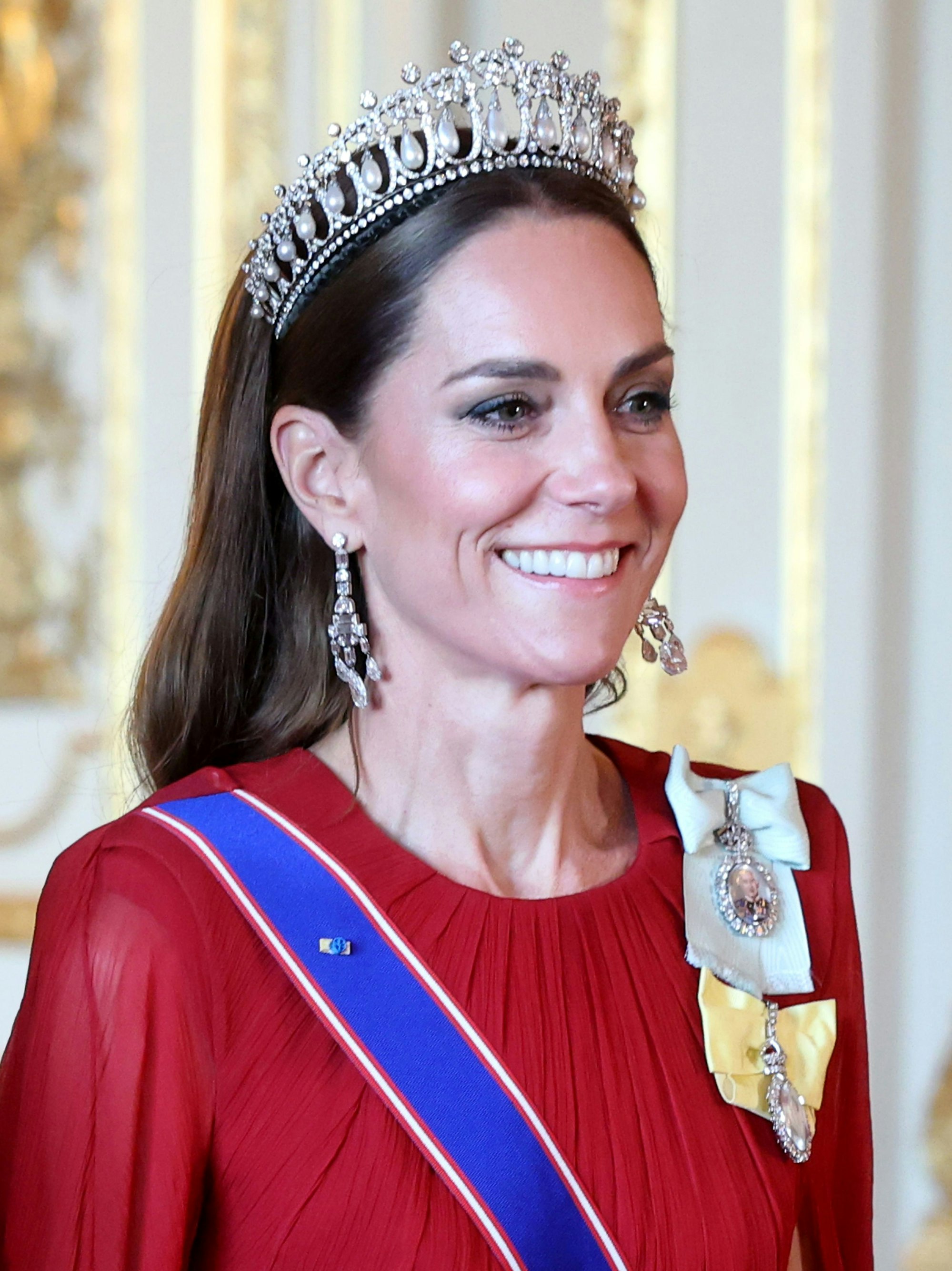Prinzessin Kate beim Staatsbankett in Windsor: In roter Robe, mit Tiara und Orden.