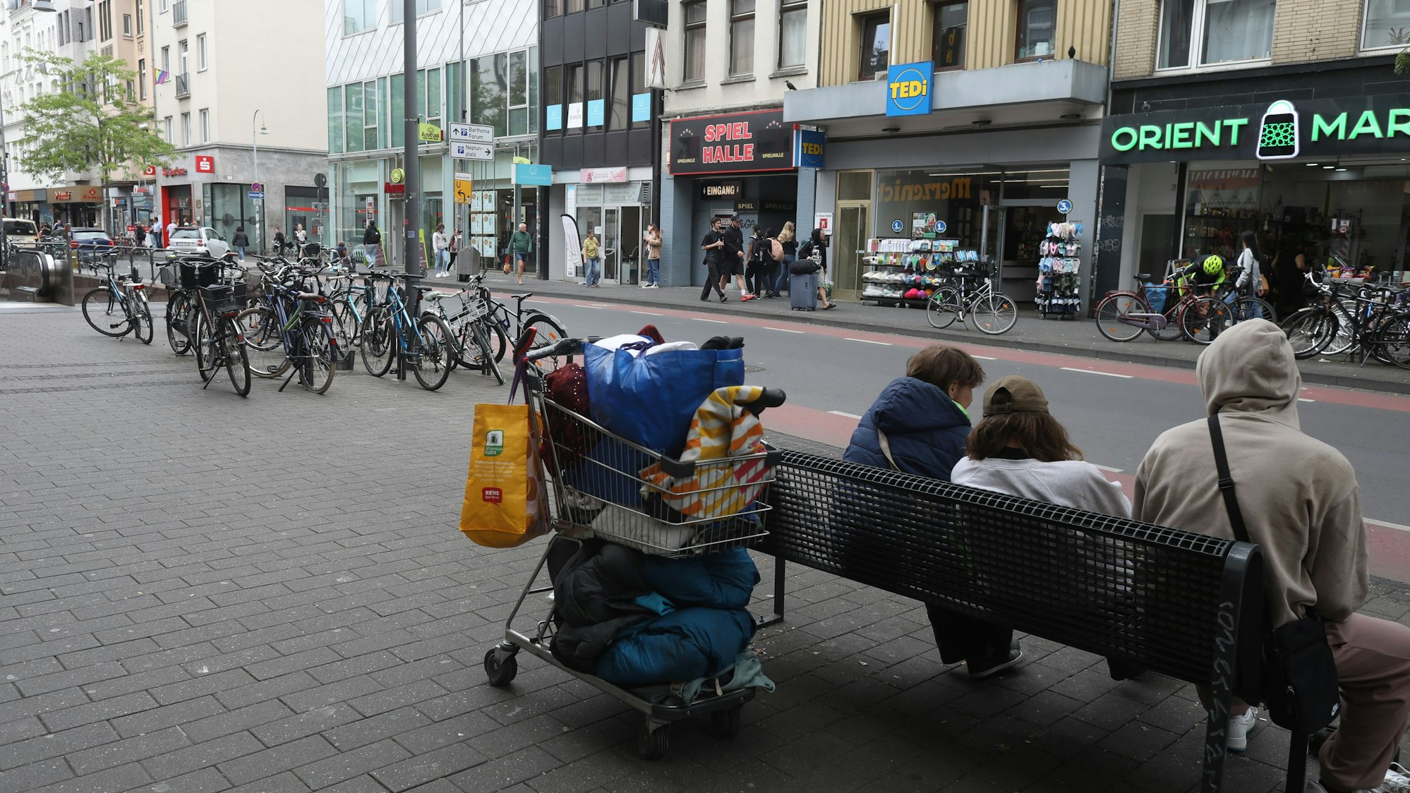 08.07.2025, Köln: Teile der Crack-und Obdachlosenszene vom Neumarkt haben sich vor die Kirche St. Joseph auf der Venloer Straße in Ehrenfeld verlagert. Anwohner und Kirche bemängeln die Situation. Foto: Arton Krasniqi
PERSONEN MÜSSEN GEPIXELT WERDEN!