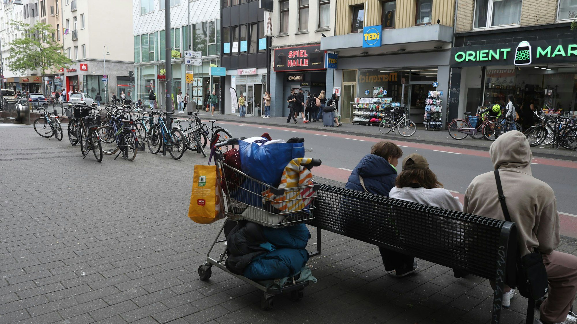 08.07.2025, Köln: Teile der Crack-und Obdachlosenszene vom Neumarkt haben sich vor die Kirche St. Joseph auf der Venloer Straße in Ehrenfeld verlagert. Anwohner und Kirche bemängeln die Situation. Foto: Arton Krasniqi
PERSONEN MÜSSEN GEPIXELT WERDEN!