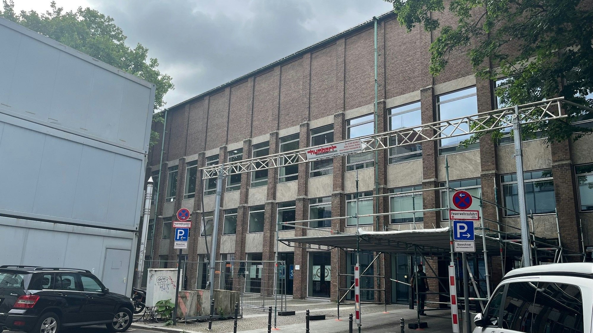 Der Gerüsttunnel für das Museum für Angewandte Kunst.