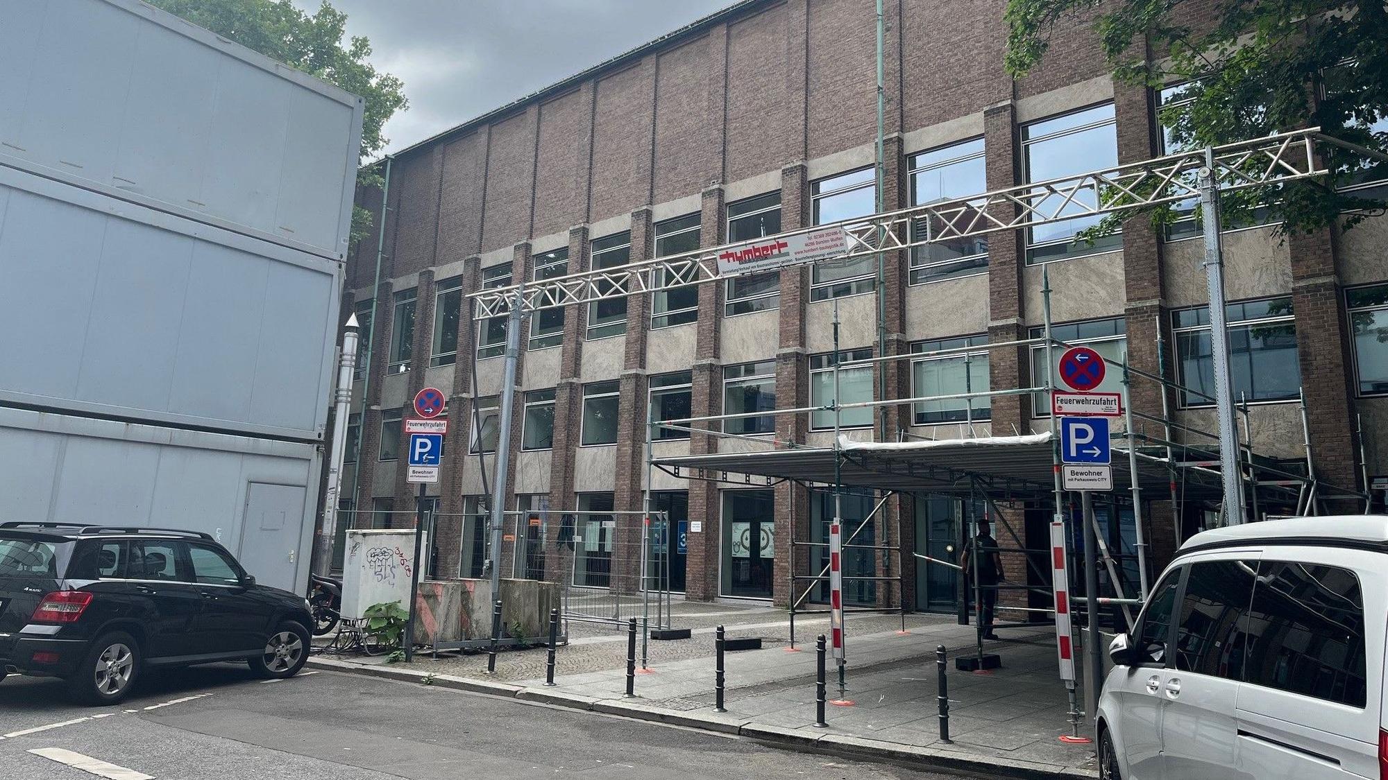 Das Museum für Angewandte Kunst mit dem Gerüst über dem Eingang.