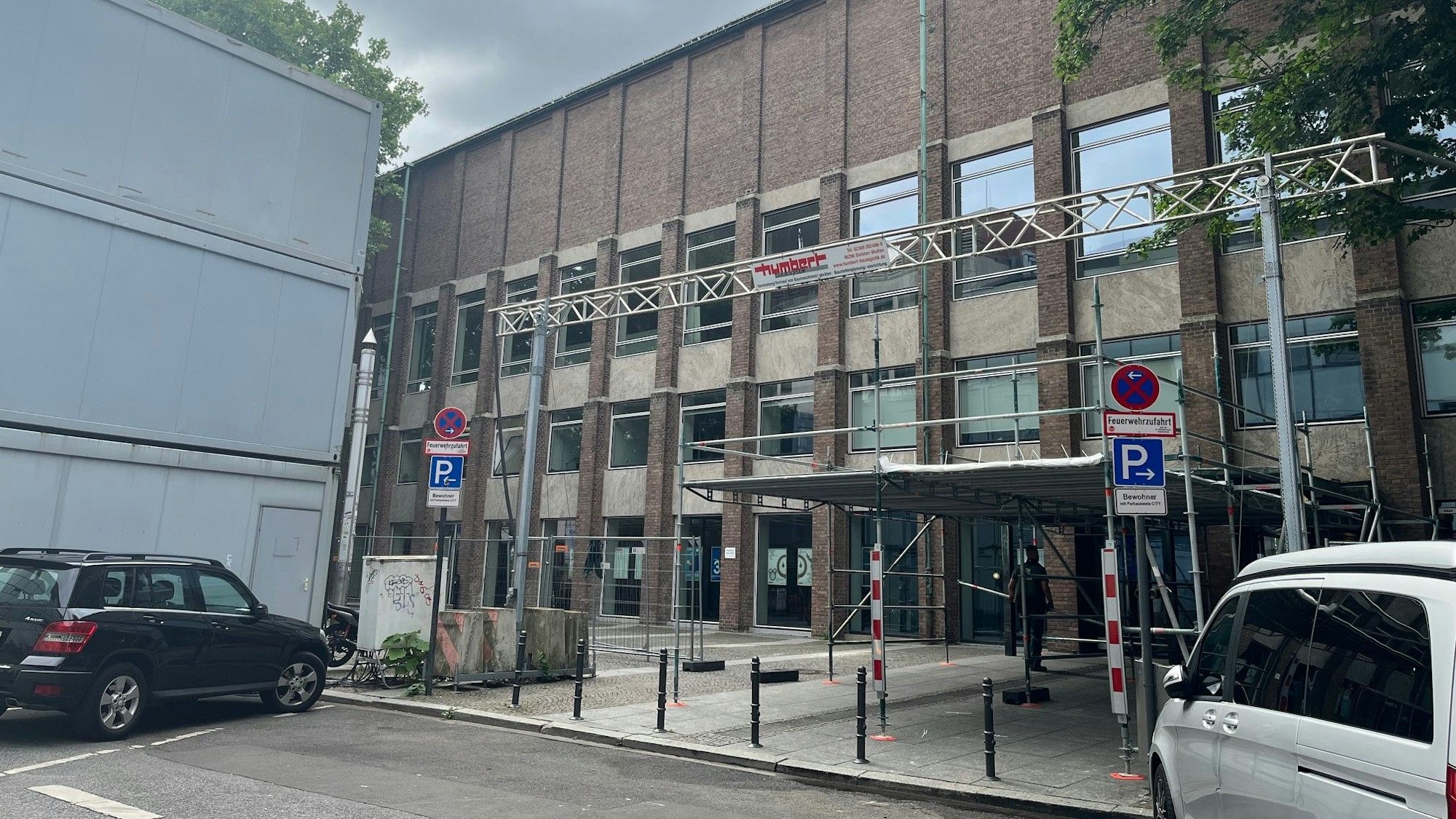 Das Museum für Angewandte Kunst mit dem Gerüst über dem Eingang.
