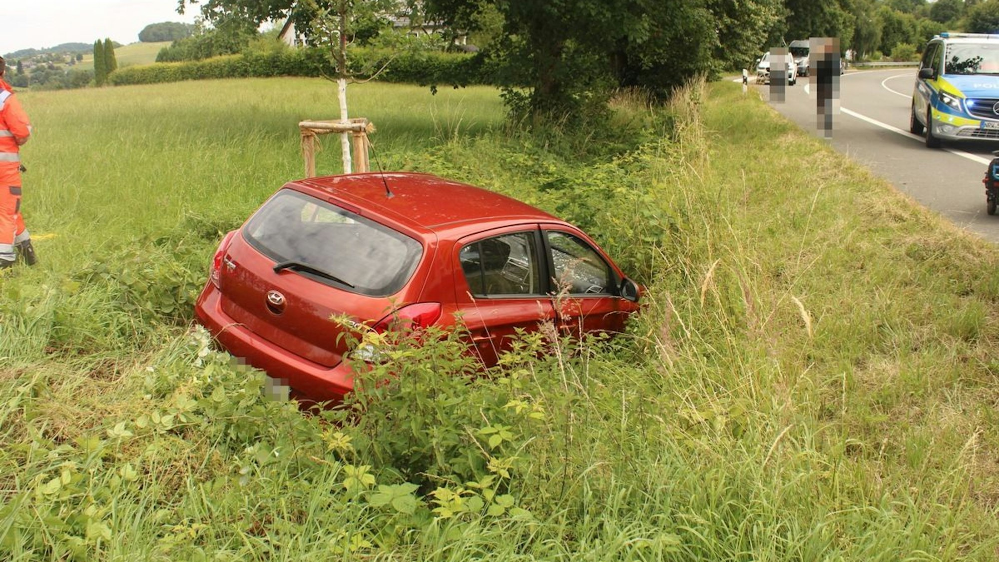 Pkw-Fahrerin bei Alleinunfall schwer verletzt in Kürten.