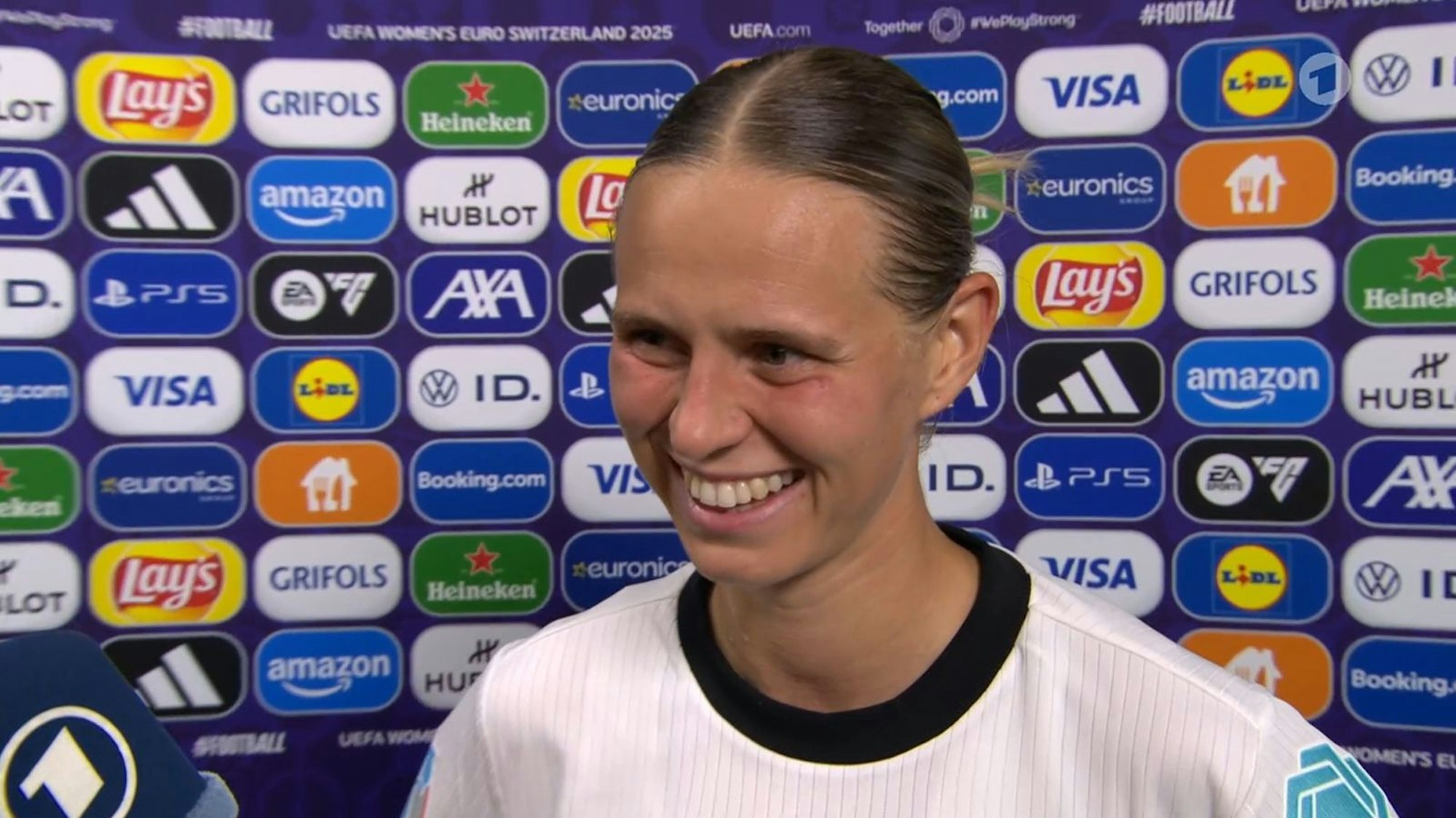 Klara Bühl wurde nach dem Spiel emotional: „Deshalb hatte ich so viel Energie auf dem Platz“, kommentierte sie einen besonderen Glücksbringer. (Bild: ARD)
