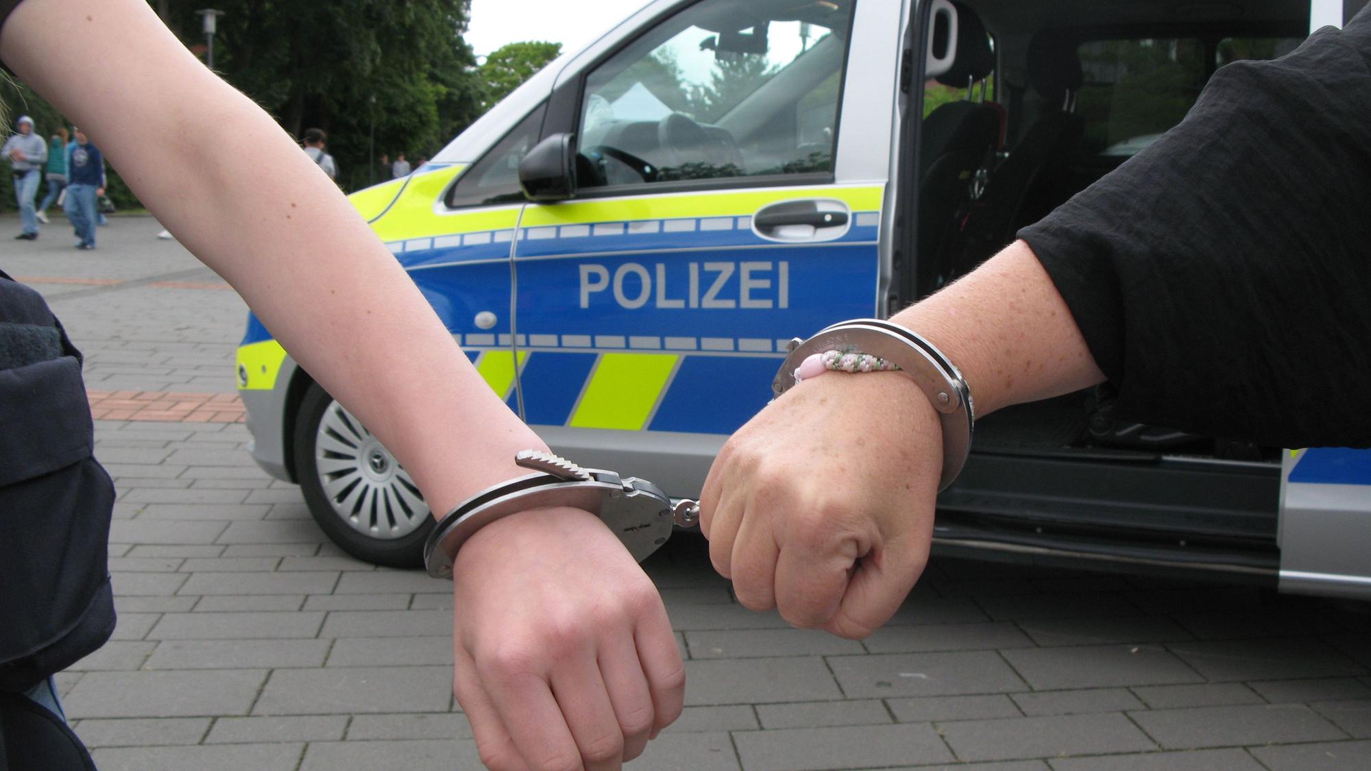 Beim Blaulichttag auf dem Hennefer Schulcampus klickten die Handschellen, aber nur zum Spaß.