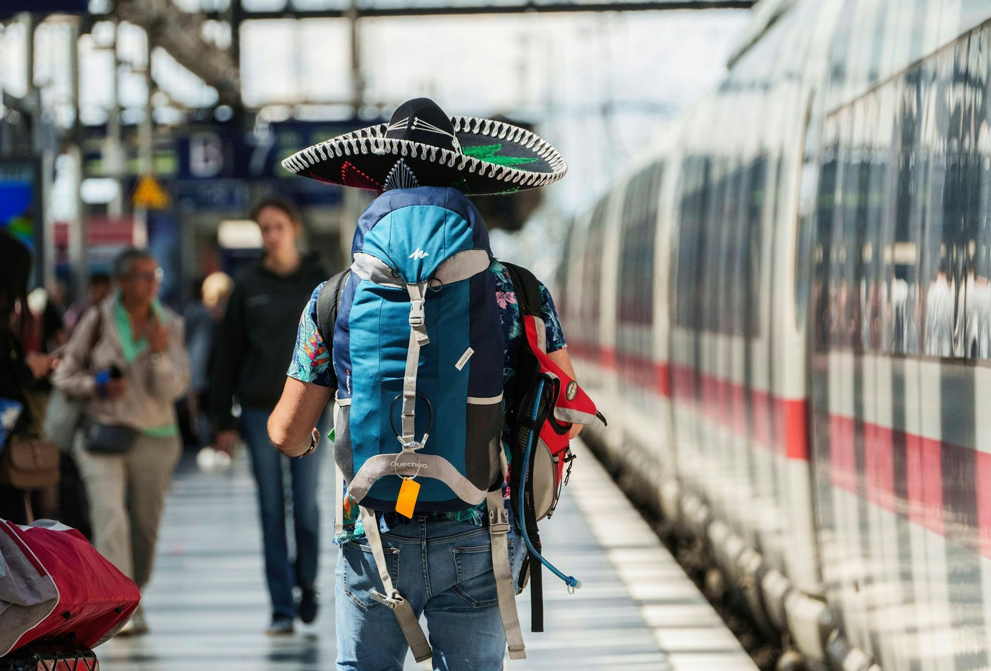 Der Zug fährt gleich? Mit Rucksack auf dem Rücken rennt es sich schneller als mit Koffer in der Hand.