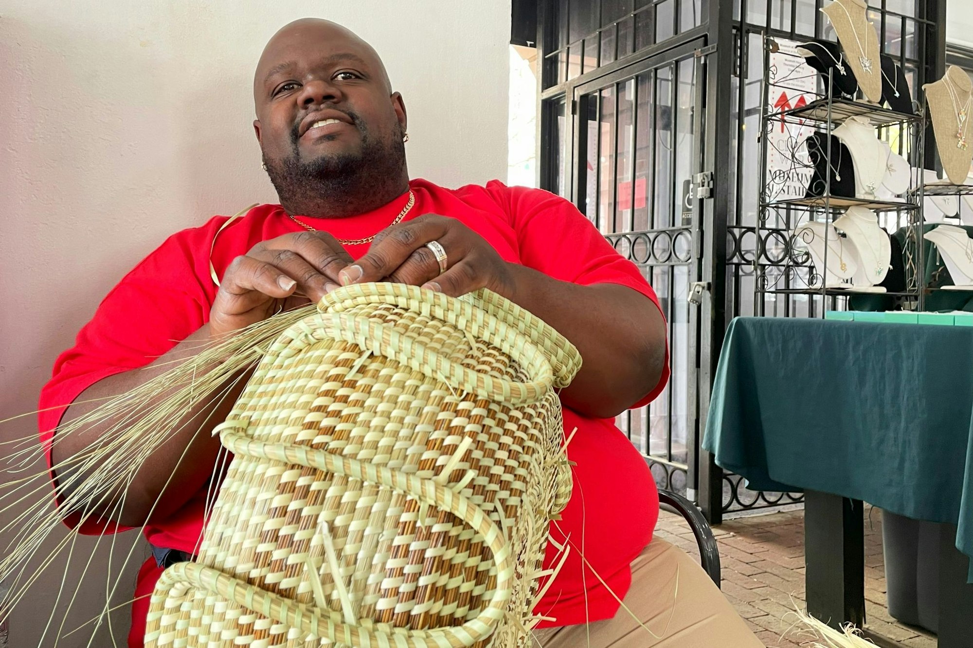 «Die Schilfgräser dafür habe ich selbst geerntet und getrocknet»: Corey Alston beim Korbflechten