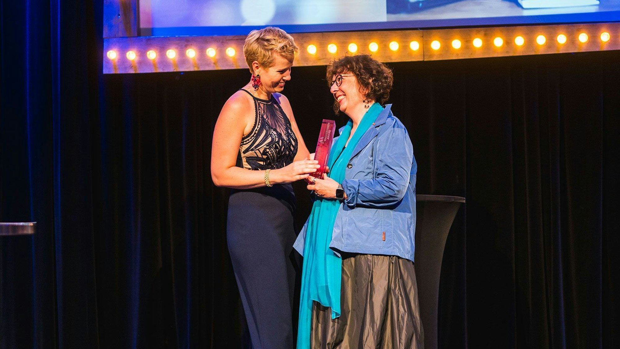 Premiere des Macherinnen-Award im Senftöpfchen Theater am 08.07.2025
Das Kölner „Macherinnen“-Business-Netzwerk für Frauen hat in Kooperation mit „Kölner Stadt-Anzeiger“, „Kölnische Rundschau“ und Radio Köln zum ersten Mal den Macherinnen-Award verliehen.