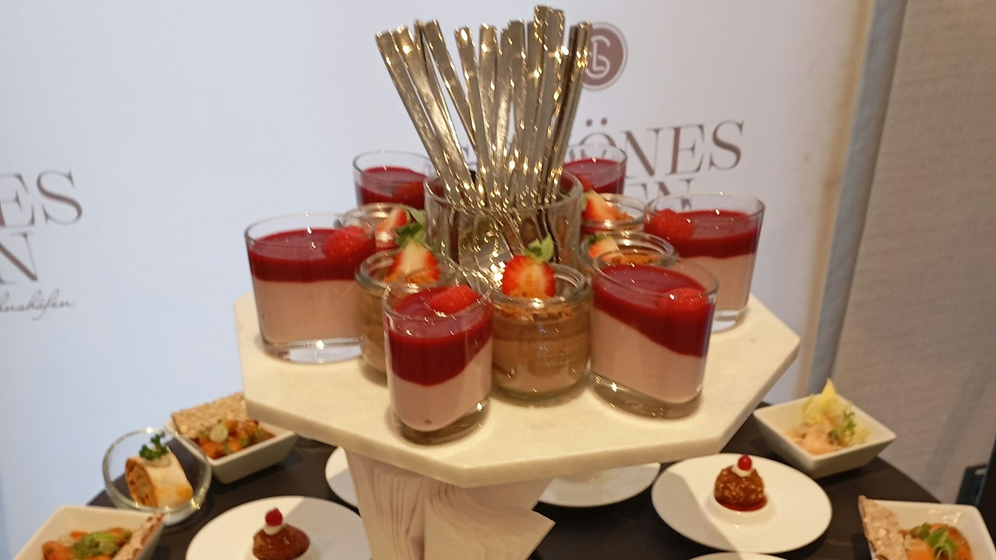 Das Foto zeigt ein Fingerfood-Buffet.