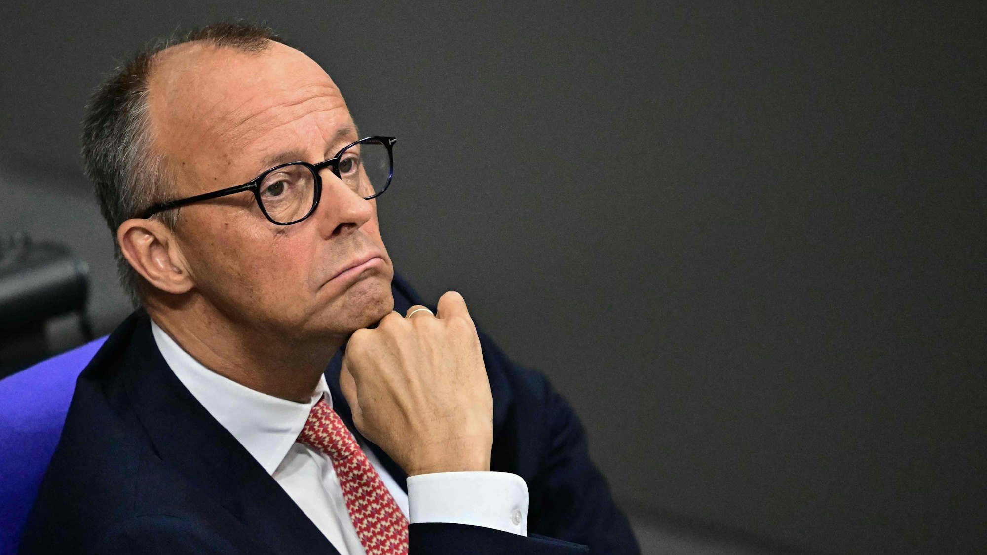 Friedrich Merz (CDU) sitzt während der Generaldebatte zum Haushalt im Bundestag. Der Kanzler äußerte sich am Mittwoch (9. Juli) auch mit deutlichen Worten zu Russlands Krieg gegen die Ukraine.