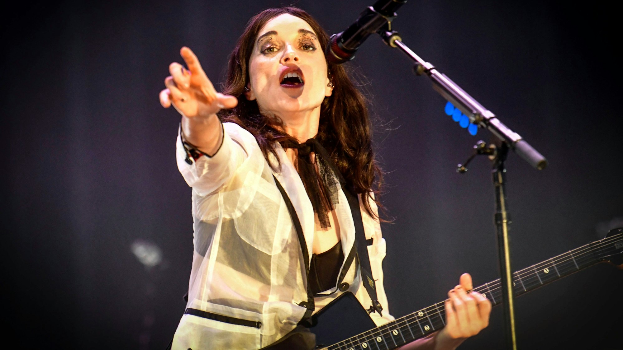 Zagreb, 25.6. 2025: Annie Clark, besser bekannt als St. Vincent, streckt auf der Bühne scheinbar die Hand nach ihrem Publikum aus.