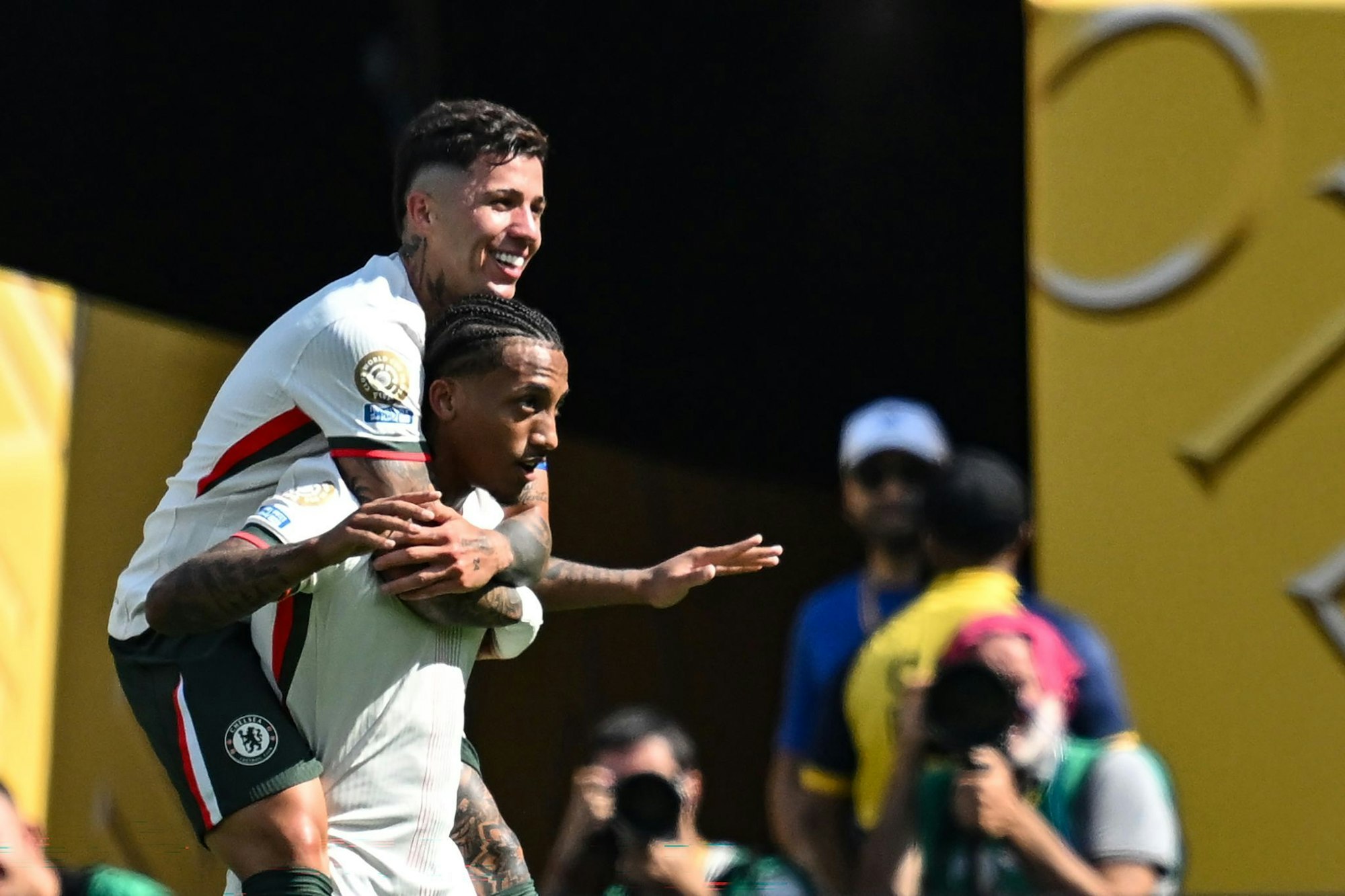 Enzo Fernandez (oben) feiert Matchwinner João Pedro nach dessen zweitem Tor gegen seinen Ex-Club Fluminense. Der Brasilianer hebt entschuldigend die Hände.