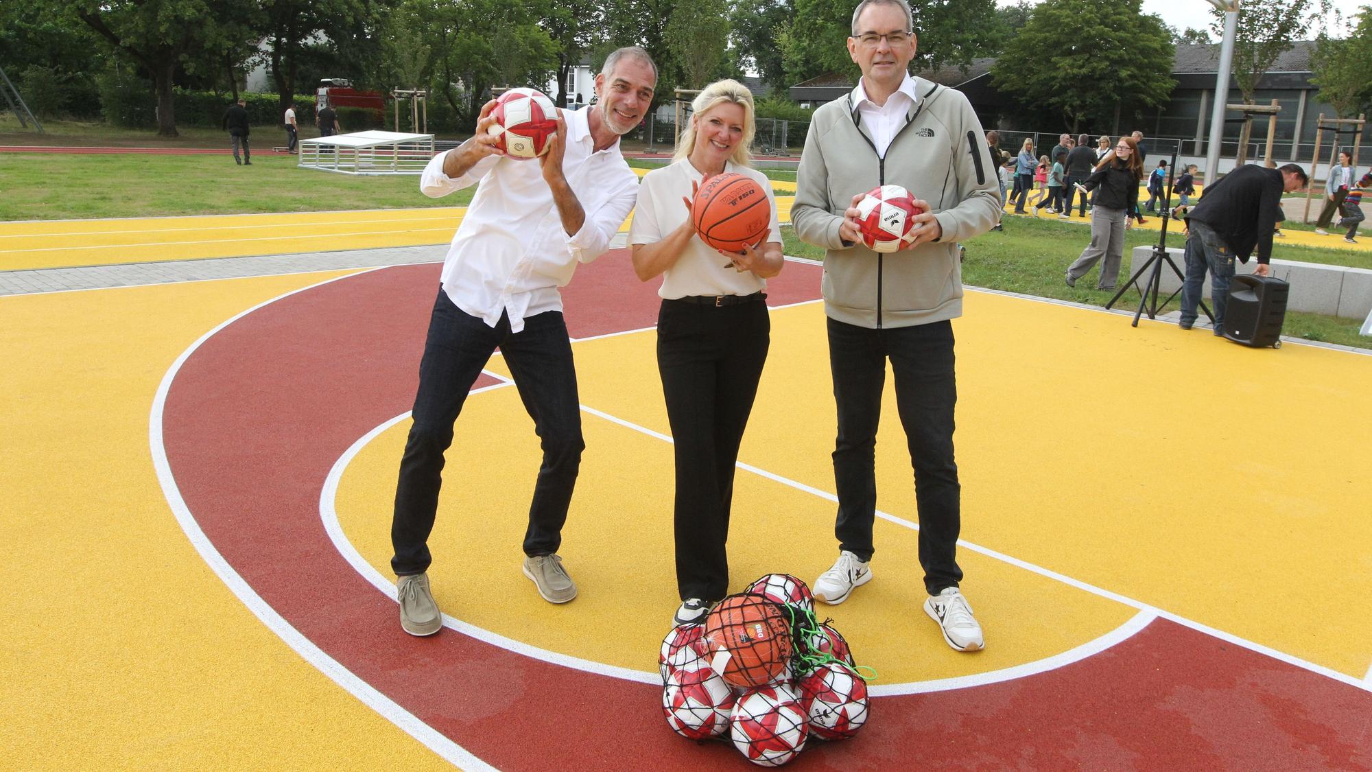 Im Siegburger Stadtteil Brückberg ist der neue Sportplatz eingeweiht worden.
Bürgermeister Stefan Rosemann (rechts) freut sich mit den Schulleitern Wolfgang Gräber und Susanne Baum.