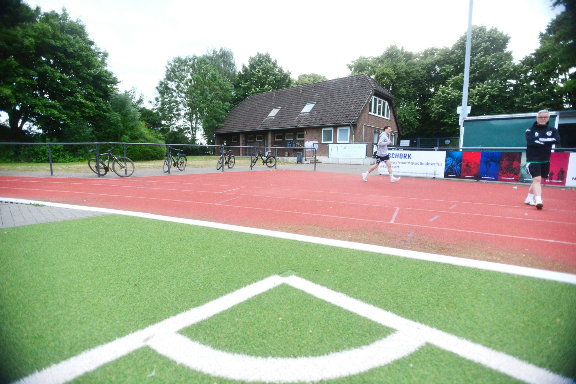 Das Bild den Eckpunkt eines Spielfeldes und ein Gebäude im Hintergrund.
