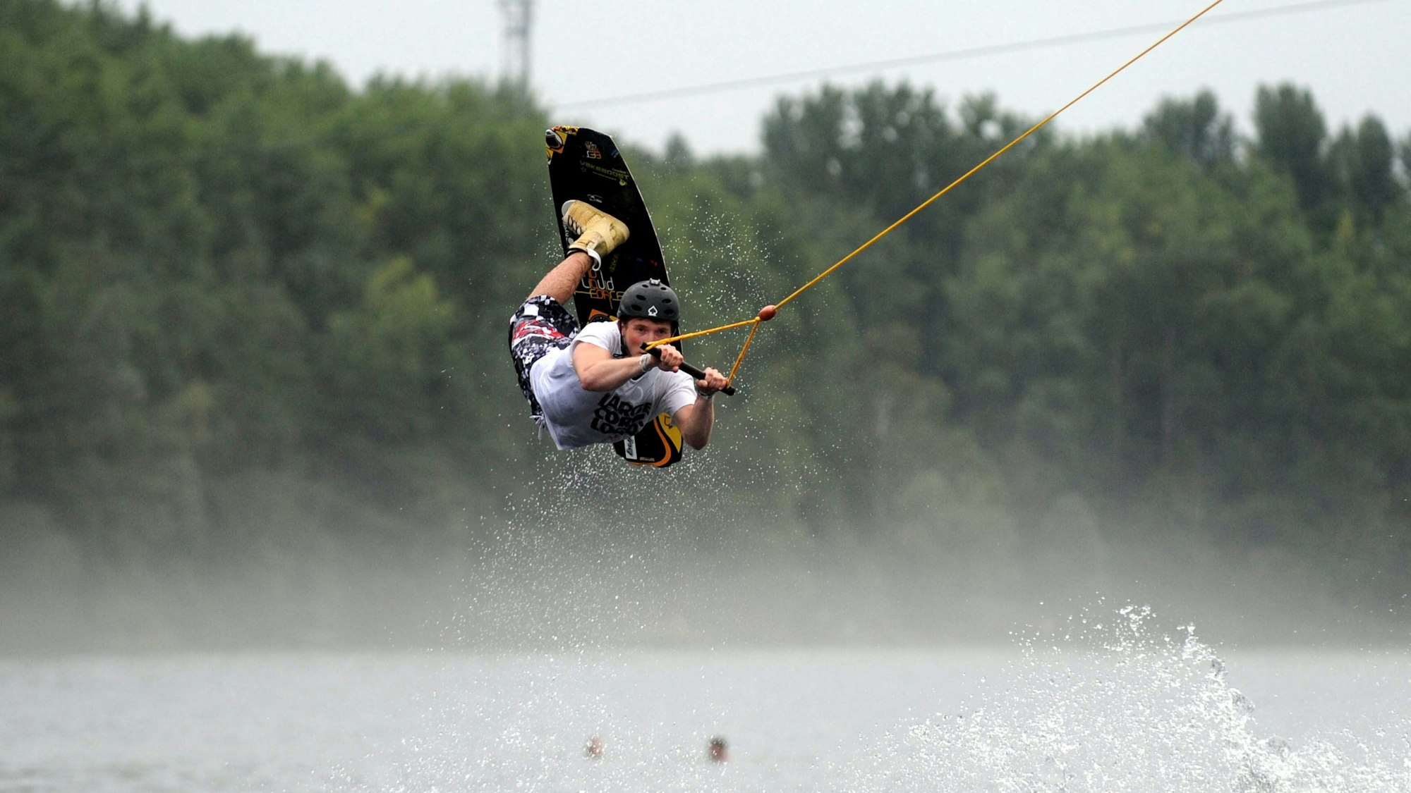 Ein Wakeboarder am Bleibtreusee nahe Köln bei einem Sprung.