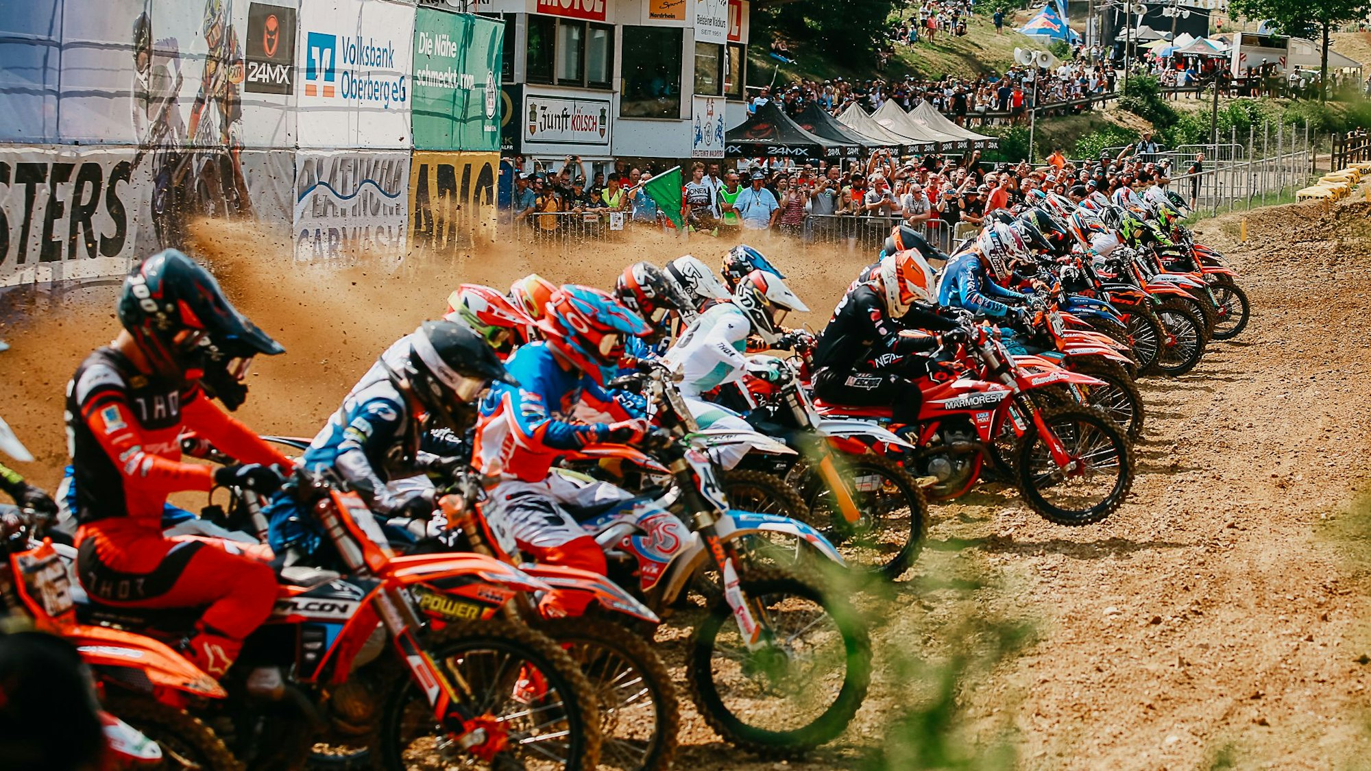Bild vom Start eines Motocross-Rennens