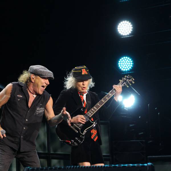 Das Bild zeigt Brian Johnson (links) und Angus Young (rechts) der Band AC/DC bei ihrem Auftritt in Düsseldorf.