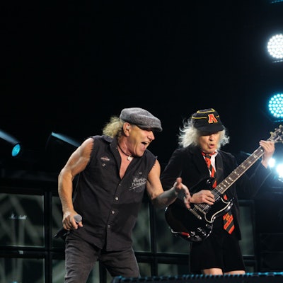 Das Bild zeigt Brian Johnson (links) und Angus Young (rechts) der Band AC/DC bei ihrem Auftritt in Düsseldorf.