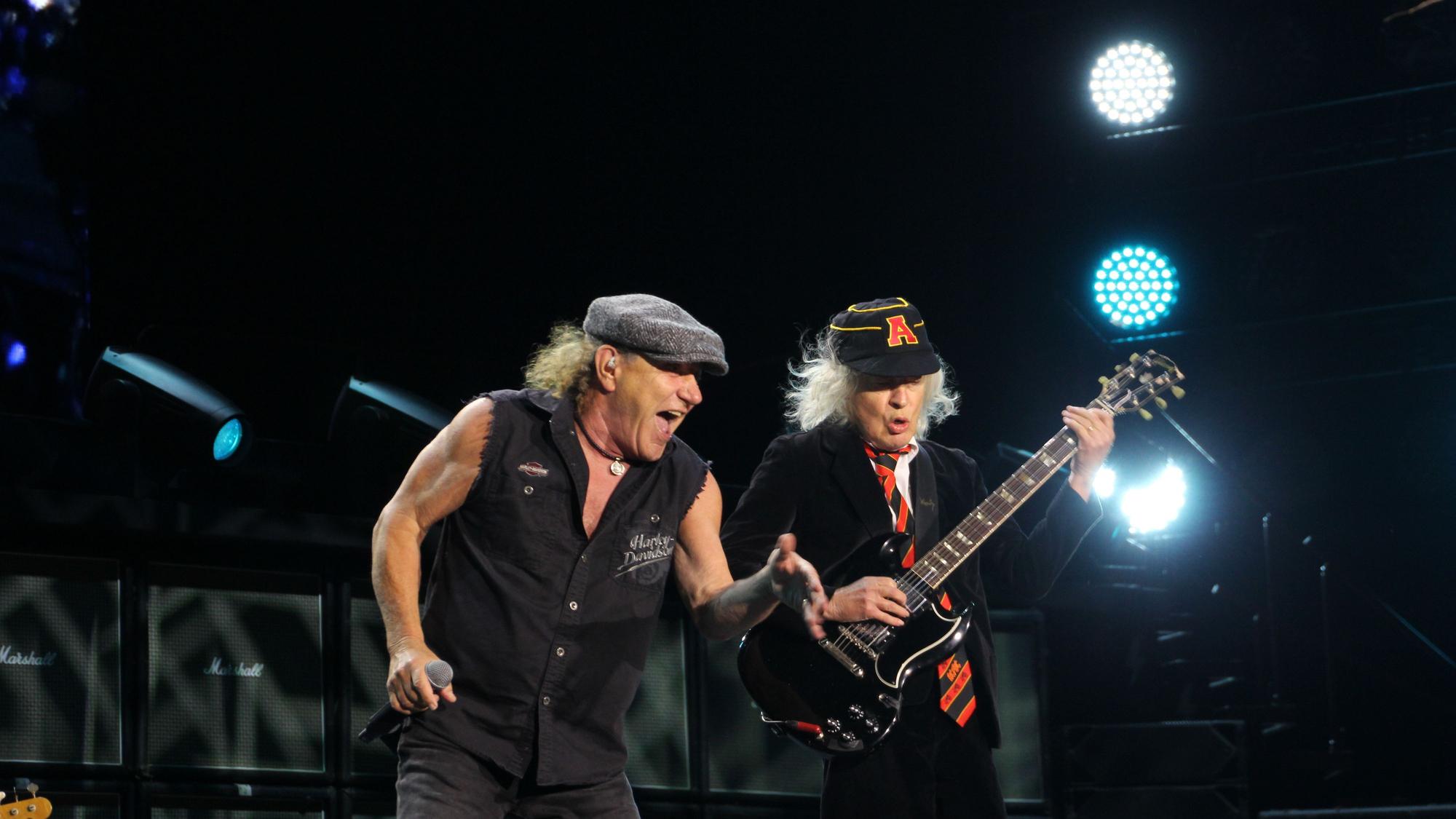 Das Bild zeigt Brian Johnson (links) und Angus Young (rechts) der Band AC/DC bei ihrem Auftritt in Düsseldorf.