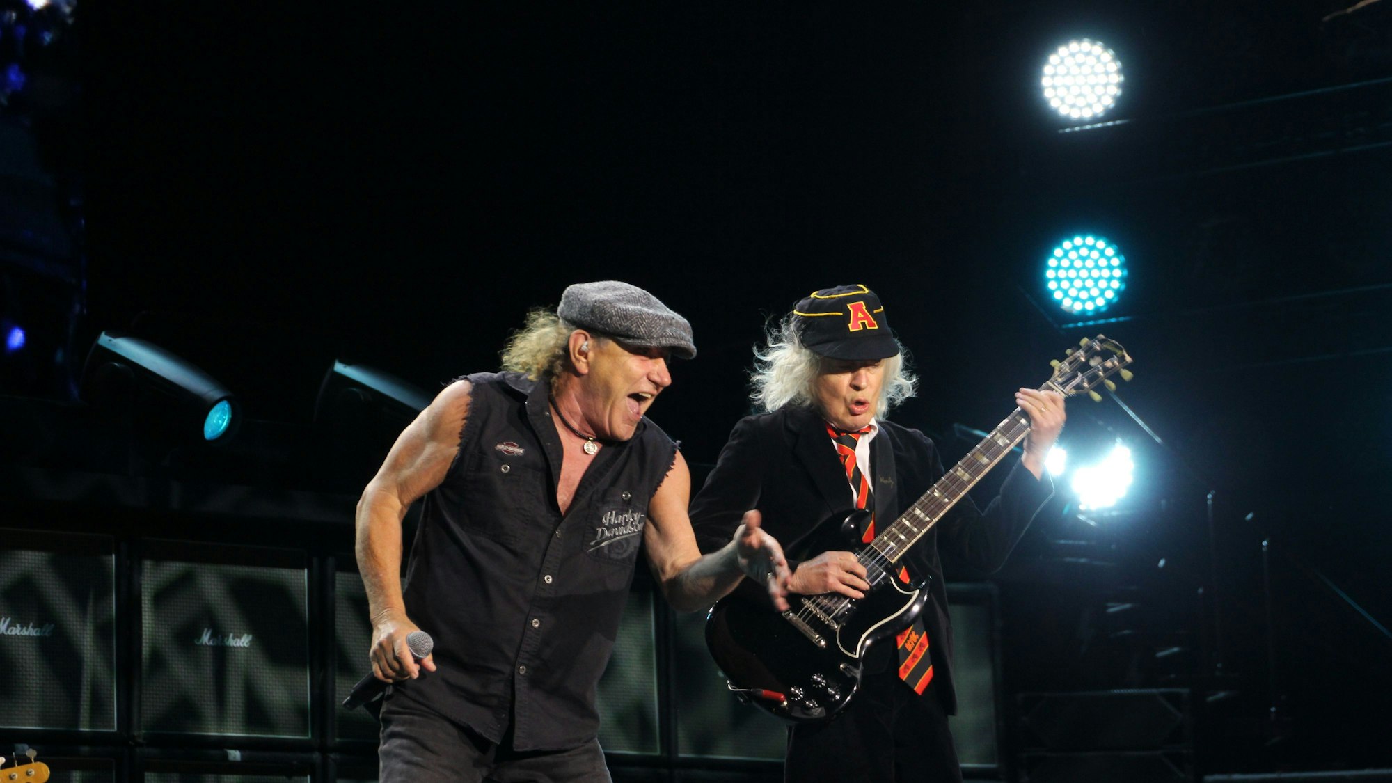 Das Bild zeigt Brian Johnson (links) und Angus Young (rechts) der Band AC/DC bei ihrem Auftritt in Düsseldorf.