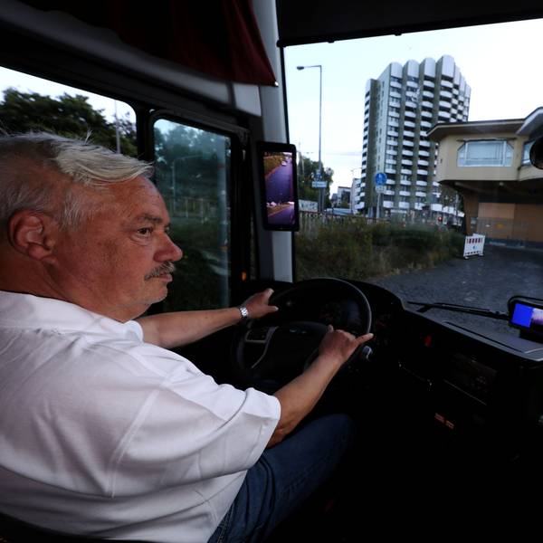 Busfahrer Herbert Czarnetzki beweist am Rheinufer, wie man mit einem Reisebus problemlos zu den Kreuzfahrtschiffen kommt.