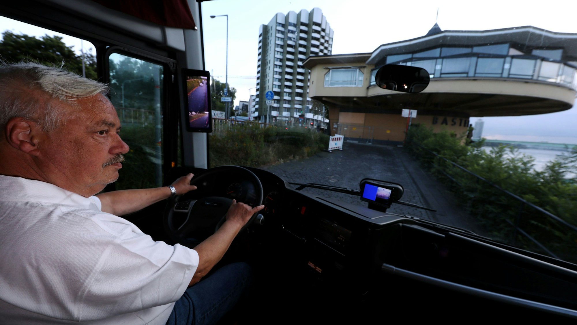 09.07.2025, Köln: Markus Klein, Inhaber des Busunternehmens Piccolonia, zeigt uns am Rheinufer, wie man mit einem Reisebus problemlos zu den Kreuzfahrtschiffen kommt. Die Stadt behauptet das Gegenteil. Foto: Arton Krasniqi
